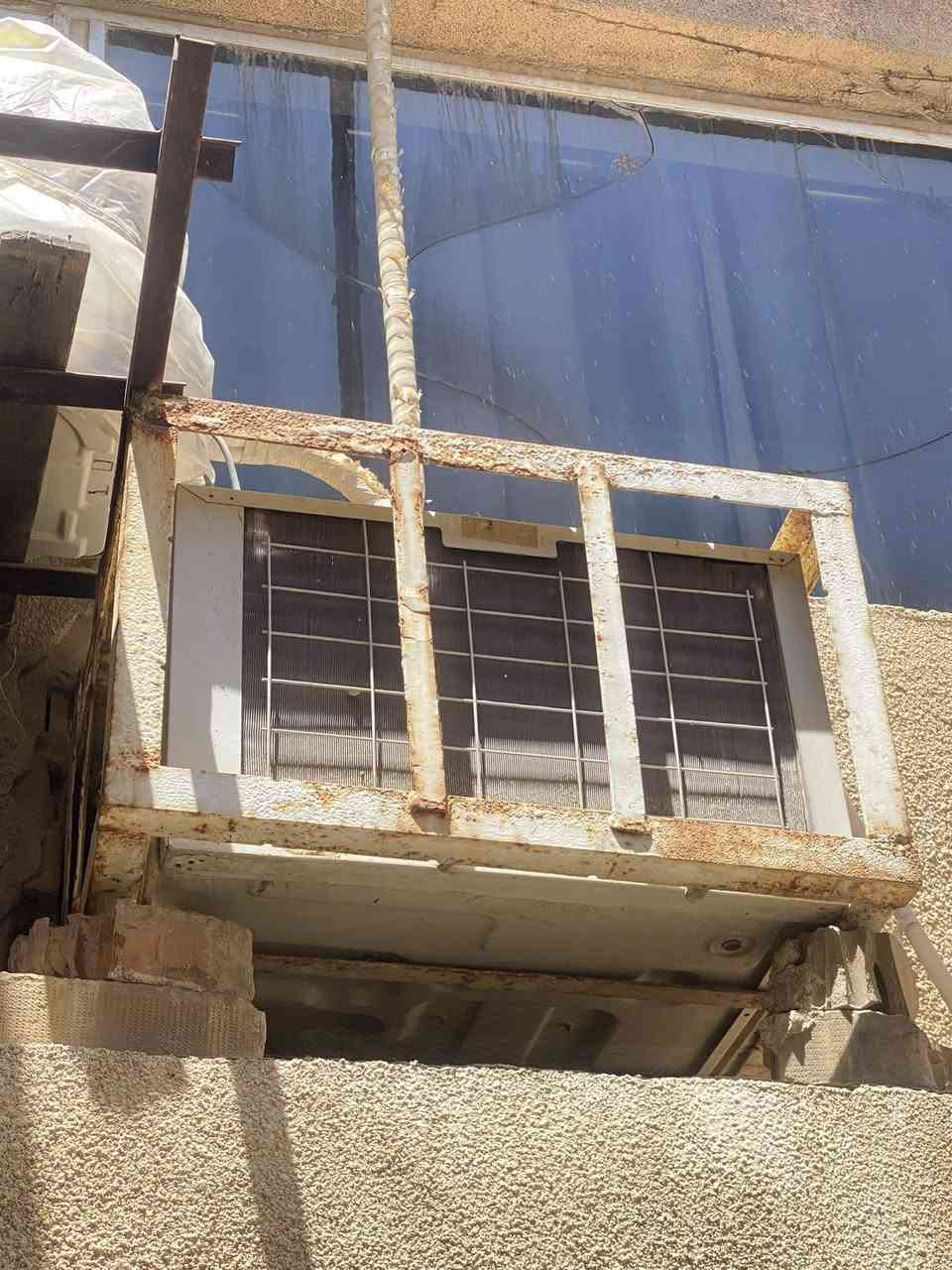 مكيفات ثنين نضيفات كلش ممصلحات بروده ثلج للبيع سعر الواحد 250.     ___***********
