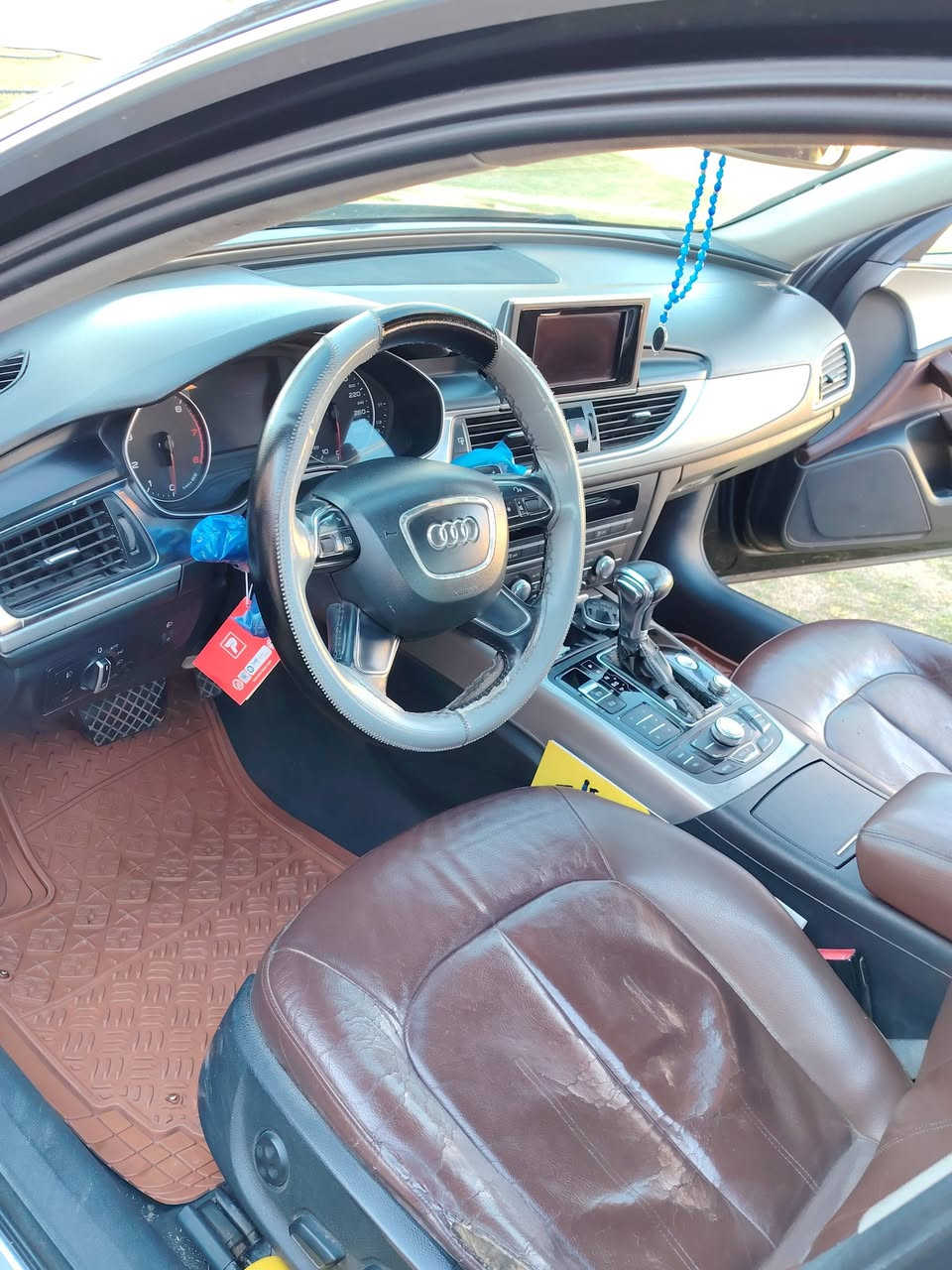 السلام عليكم
اودي 13اي6 فول ماعدا الفتحه رقم اربيل 
ضررها فقط الباب الخلفي عكس السايق 
السعر 90 بيه مجال 
المكان ديالى الخالص
***********
