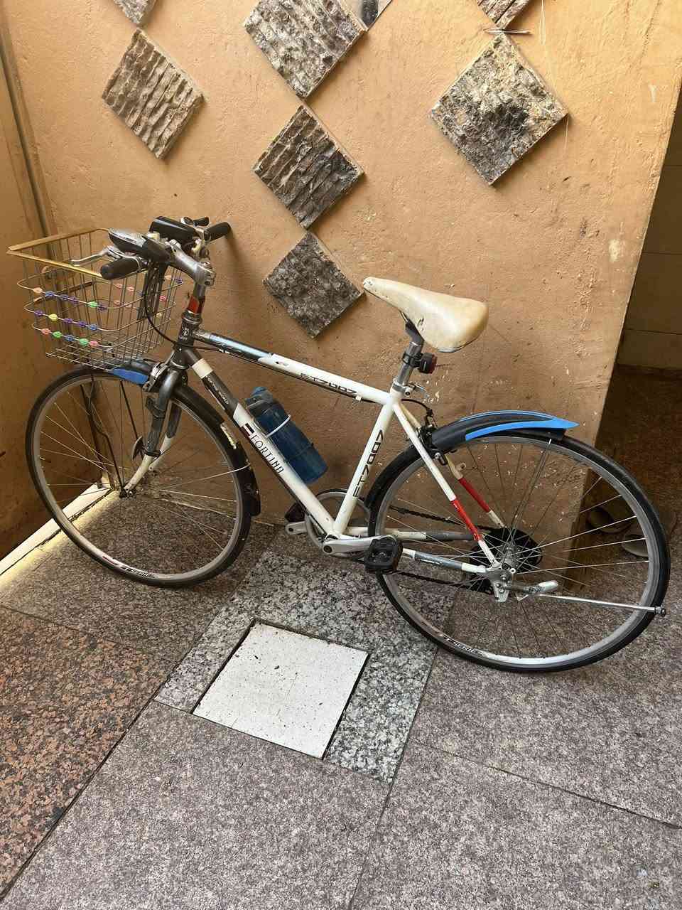 السلام عليكم بيسكل رياضي كامل مستعمل شي قليل ما ناقصه اي شي السعر 100 وبي مجال مكاني كربلاء حي العباس شراي تصل ***********
