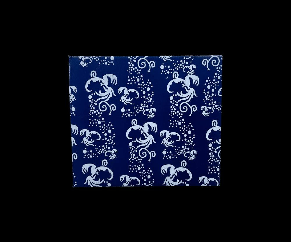 مجسم ضريح الإمام الحسين (ع) – كربلاء المقدسة بتفاصيل فاخرة

الاستخدامات

قطعة ديكور إسلامية مميزة للمنازل، المجالس، والمكاتب.

مناسب لوضعه في الزوايا الدينية أو أماكن العبادة.

هدية قيّمة في المناسبات الدينية، عاشوراء، الأربعين، والنذور.

رمز روحي يعبّر عن محبة الإمام الحسين (ع) وأهل البيت.

المميزات

تصميم دقيق يجسّد ضريح الإمام الحسين (ع) في كربلاء المقدسة مع القبة الذهبية والمنارتين.

تفاصيل فنية عالية تشمل النقوش، الأقواس، والأبواب بتشطيب أنيق.

ألوان فاخرة تجمع بين الذهبي، الأزرق، والأسود تعكس الطابع المعماري الحقيقي.

مزوّد براية حمراء أعلى القبة تضيف لمسة رمزية مؤثرة.

مصنوع من مواد متينة تحافظ على الشكل واللون لفترة طويلة.

قاعدة ثابتة تضمن توازن المجسم عند العرض.

حجم عملي مناسب للعرض دون أن يشغل مساحة كبيرة.

المواصفات الفنية (ضمن المميزات):

أبعاد المنتج:

- الطول: 24 سم
- العرض: 6.5 سم
- الارتفاع: 20 سم

أبعاد الكارتون:

- الطول: 27.5 سم
- العرض: 10 سم
- الارتفاع: 24 سم

محتويات الصندوق

مجسم ضريح الإمام الحسين (ع) – قطعة واحدة.

تغليف كرتوني لحماية المنتج أثناء النقل.

الملاحظات

المنتج للزينة والديكور وليس لعبة.

قد تختلف درجات الألوان بشكل بسيط بسبب الإضاءة أو التصوير.

يُفضّل تنظيفه بقطعة قماش جافة للحفاظ على التفاصيل. بغداد, العراق


**إذا كنت صاحب هذا الإعلان وتريد حذفه لأي سبب، رجاءا أرسل رسالة إلى الدعم الفني**