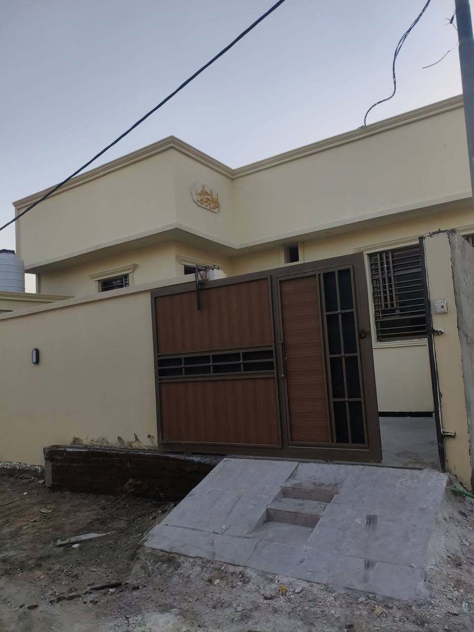 سلام عليكم دار سكن للبيع طابو زراعي بسم عراقي بصره ابو خصيب قرب محكمة حي العسكري
مساحت الدار 170يتكون البيت من غرفتين نوم وصاله ومطبخ وحمام وديوان وكراج بيت بناء جديد ومرتب استفسار ***********
