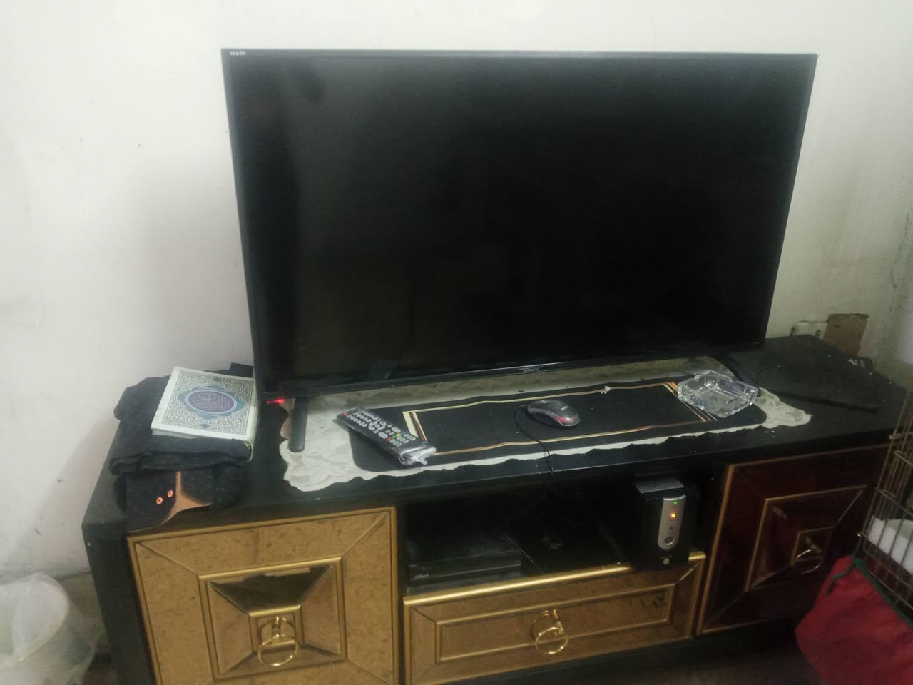 السلام وعليكم شاشتين للبيع 
وحده حجم 55 TCL مع الميز كامله 400 الف
وحده حجم 42 شونك مع الميز كامله 350 الف 
الاتصال على رقم او واتساب ***********
