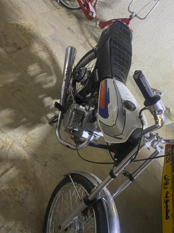 سلام عليكم دراجه البيع شاصي نامه وراق اصوالي سعر 700وبيها مجال الرقم ***********
