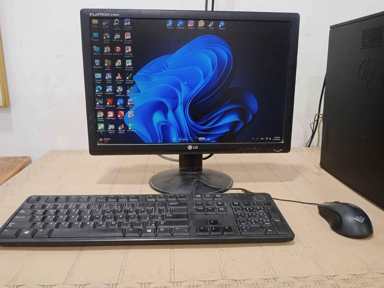 السلام وعليكم 
للبيع كمبيوتر من شركة hp نظافة 100 %

   الى اصحاب العمل المكتبي و الدراسي 
     و الى اصاحب الكيمنك و المونتاج 
     و الى اصحاب المشاريع الهندسية 

      (( السعر 190 الف و بي مجال ))

(( مكاني محافظة البصرة منطقة الحيانية ))

             (( توصيل ما عندي ))

   (((ملاحظة المعالج من الجيل الثالث )))
المواصفات /

CPU : Core i3 (TM) 3220 3.30 GHz

RAM : 8 GB DDR3 2×4 1600 mzh

GPU : NVIDIA GeForce GT 730 4GB

الذاكرة التخزينية :- 
SSD 120 GB + HDD 320 GB 

مجهز بنظام Windows 11 pro
اخر اصدار 25H2
+ تفعيل النظام ( تفعيل رسمي )
 ملاحظة / الكمبيوتر سستم و كاملة من دون اي نقص 
و مجهزة بمكتبة خاصة بالبرامج 

الملحقات /

1 _ شاشة اصلية من شركة LG بحجم 19 بوصة
  FULL HD 60 HZ  
2_ كيبورد  + موس + سماعات 
+ كيبلات التشغيل و كيبلات نقل الصورة 
+هدية اصبع واي فاي 

               (( السعر 190 الف و بي مجال ))

للاستفسار / 
اتصل على ***********
او راسلني خاص 
((مكاني محافظة البصرة منطقة الحيانية )) البصرة, العراق
