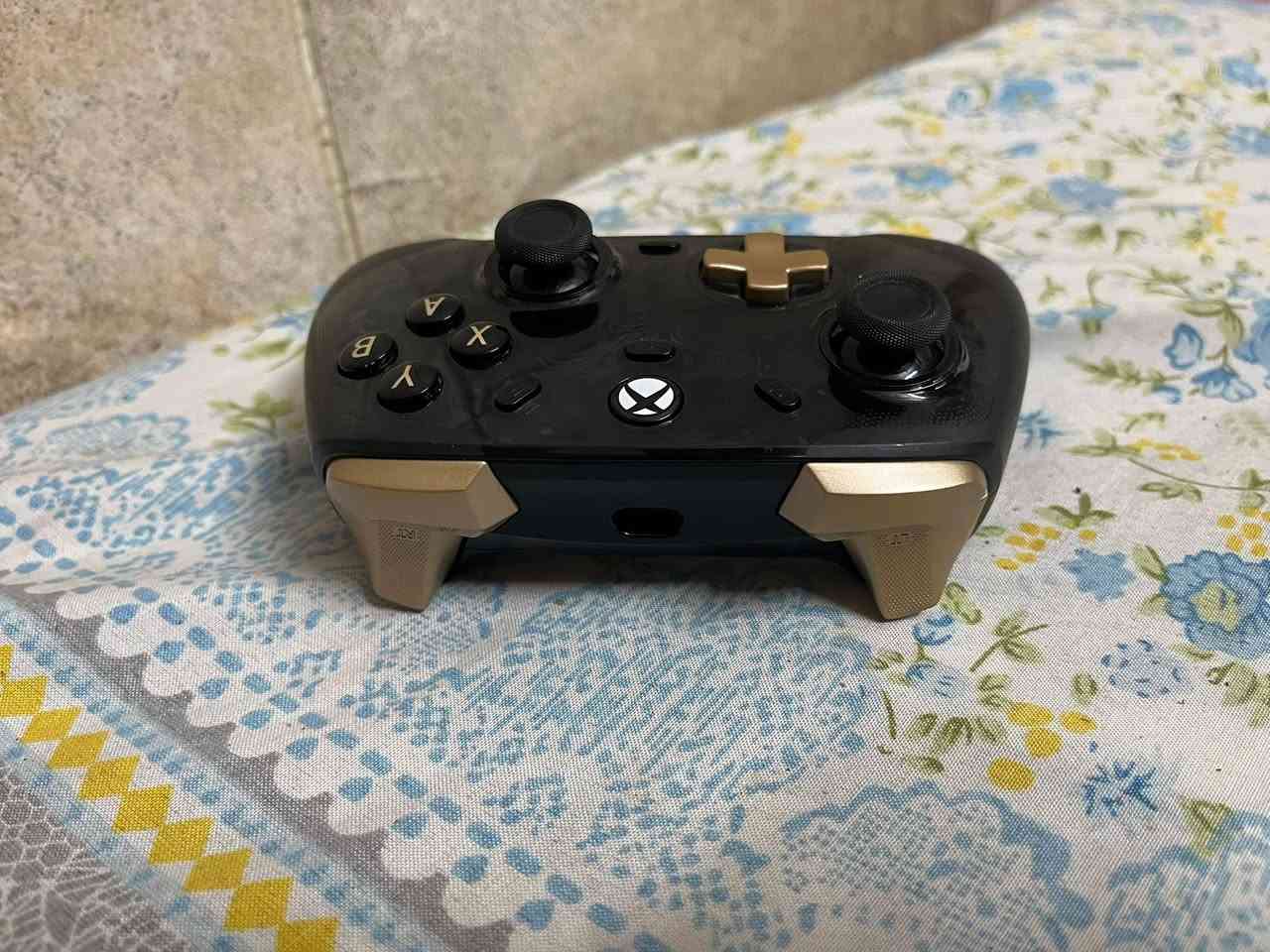 السلام عليكم جوستك GAMESIRاحترافي للكيمنك بيها اضاءه LED للبيع مع واير اصلي قيم واخذ بلي يرضي الله المكان بغداد الصالحيه توصيل موجود التواصل رقمي ***********
