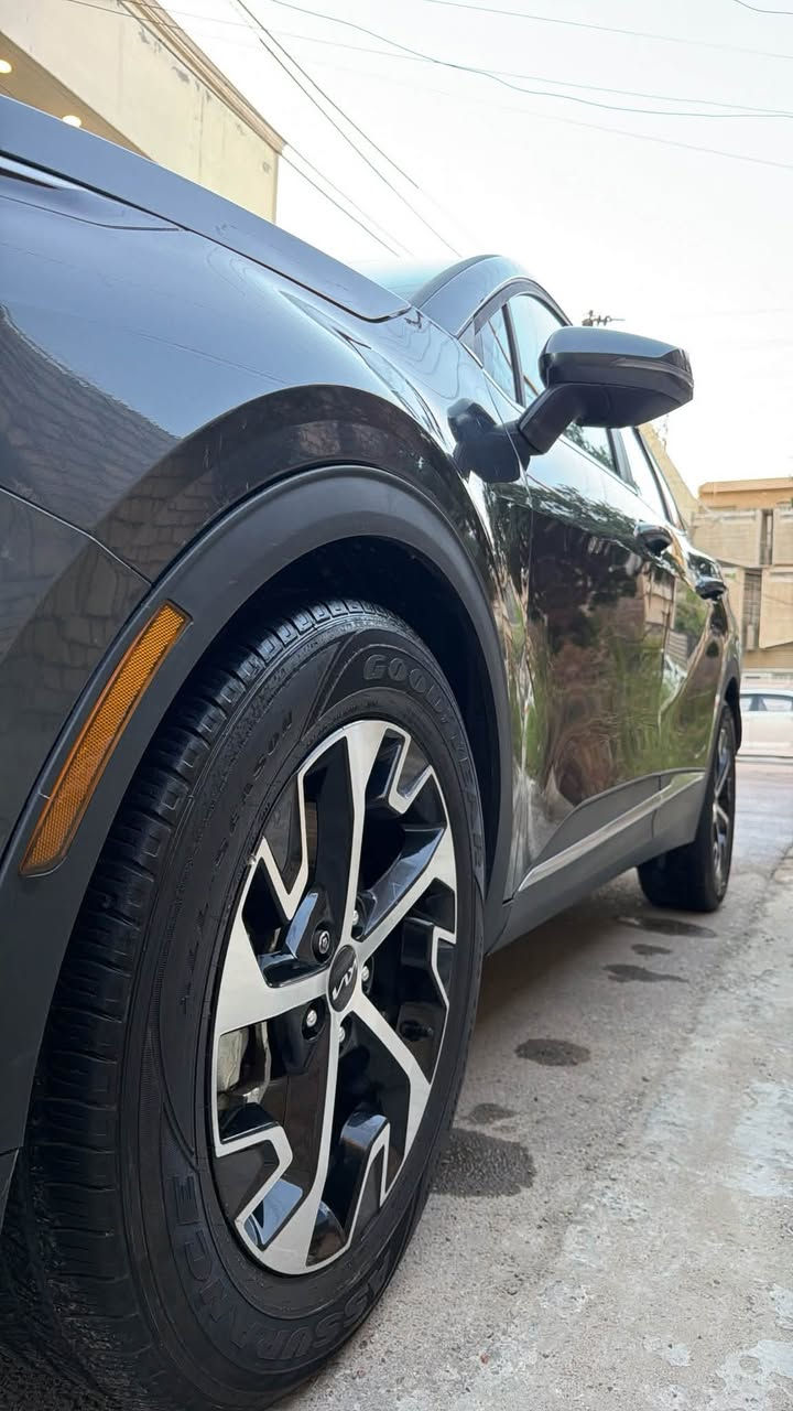 السعر ١٦٣وبيها مجال ‼️‼️‼️
السلام عليكم ..Kia Sportage
موديل ..2023..
فئه ال. L
وارد امريكي 🇺🇸..
الممشى .. 100,00
رقم بغداد .
مكينه . 2500
المواصفات .فول عدا البنوراما ..
كشنات تدفئه ..
كشنات جلد ..
رادار .. 
سياقه ذاتيه..
شحان لاسلكي..
شاحن تايبسي عدد ٣
اتضمه الصوت والتبريد شاشه بيانو بلاك..
تشغلين عن بعد ..
حساسات خلفيه اماميه..
كامرا خلفيه..
شاشه متصل .. تدعم الكار بلي 
مع تغير ثيمات عداد السرعه ..
اوتو هولد ..
‏Auto Start/Stop)
نضام نزول المرتفعات 
للاستفسار عن حادث السياره او السعر 
هاتف..***********
عنوان السياره بغداد حي العدل ..
تفاصيل الحادث داخل المنشور‼️
