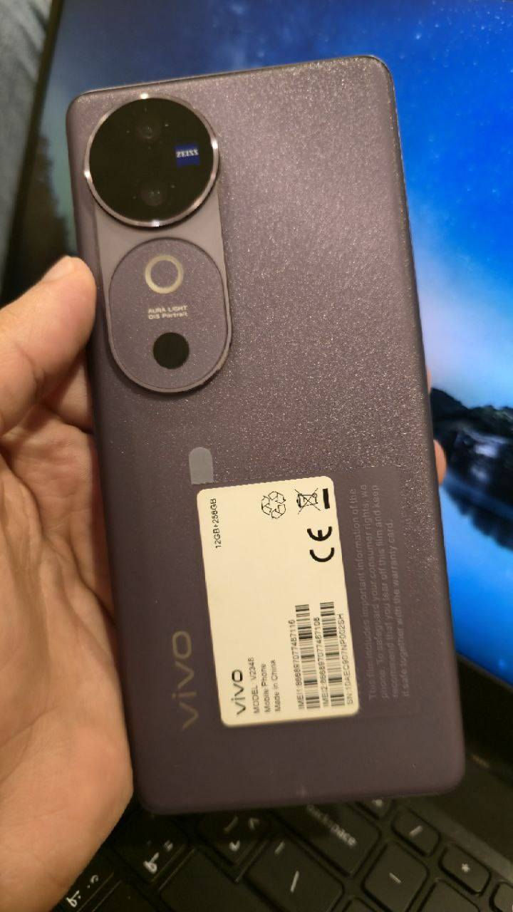 vivo v40 
الشاشة من نوع AMOLED منحنية، بمقاس 6.78 بوصة، ودقة 1.5K (2800 × 1260 بكسل).
معدل التحديث 120 هرتز
السطوع يصل إلى رقم قياسي قدره 4500 شمعة 
مقاومة الماء والغبار يدعم معيار IP68/IP69
المعالج Snapdragon 7 Gen 3 (بتكنولوجيا 4 نانو)، وهو معالج قوي وموفر للطاقة
الذاكرة العشوائية 12 +12 والتخزين الداخلي او الرام 256 كيكابايت
النظام يعمل بواجهة Funtouch OS 14 المبنية على Android 14
الكاميرا الخلفية مزدوجة بالتعاون مع ZEISS
الأساسية: بدقة 50 ميجابكسل بفتحة عدسة f/1.9 مع مثبت بصري (OIS)
الواسعة (Ultra-Wide): بدقة 50 ميجابكسل بفتحة عدسة f/2.0 وزاوية رؤية 119 درجة.
الكاميرا الأمامية: بدقة 50 ميجابكسل مع دعم التركيز التلقائي (AF)، وهي ممتازة لصور السيلفي الجماعية
الفيديو: يدعم التصوير بدقة 4K للكاميرات الأمامية والخلفية
البطارية سعة ضخمة 5500 ويدعم الشحن السريع 80 واط
الجهاز استخدام قليل اخو الجديد كامل مع ملحقاتة 
مكاني حلة ***********
