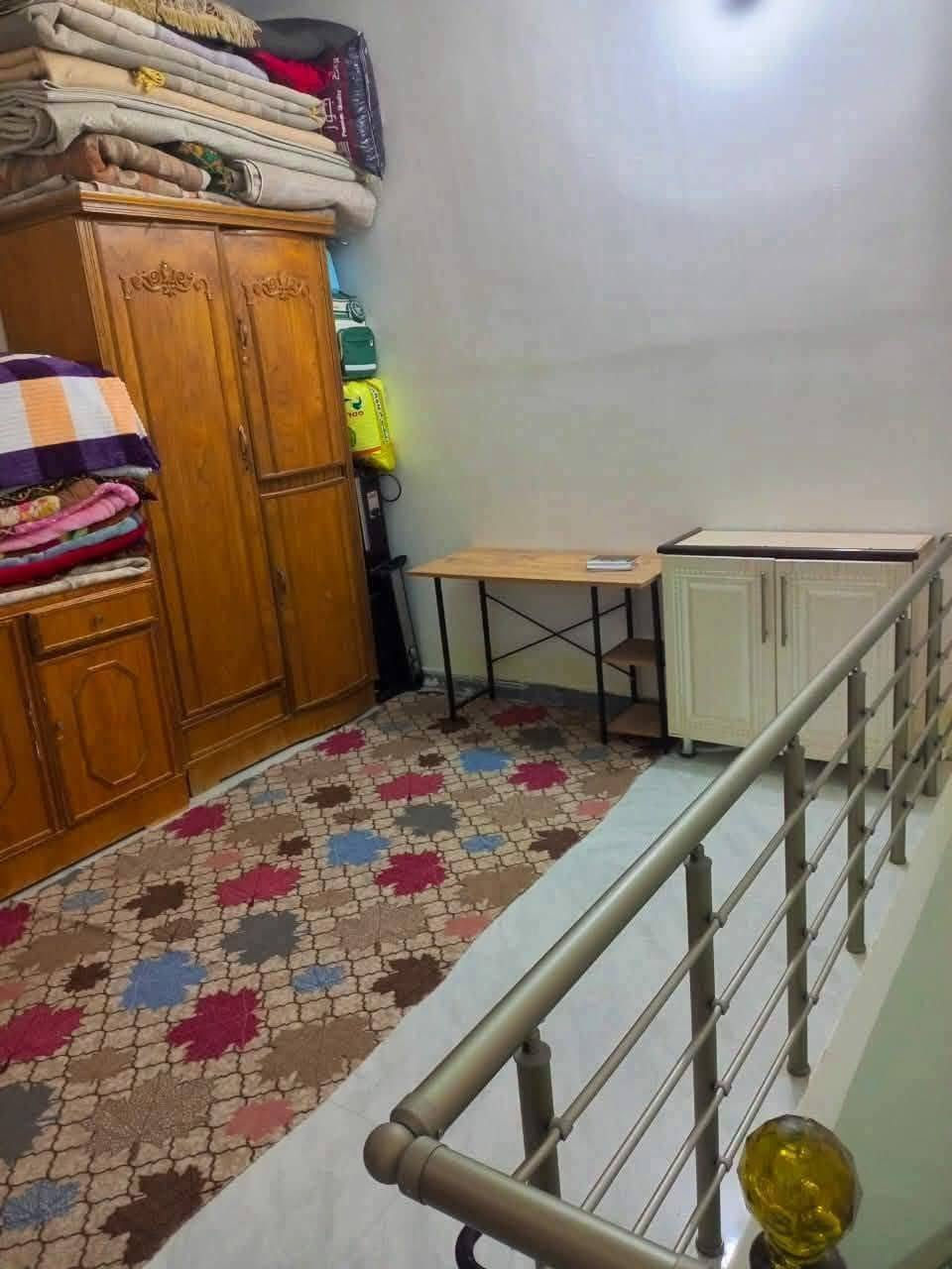الكوت :
بيت مساحته 250م في الكوت الجديده مجمع النفط قرب مدرسة الحشد طابق واحد متكون من غرفتين وهول واستقبال ومطبخ وصحيات داخليه  وحديقه وكراج ياخذ سيارتين ومحل بناء حديث سنة 2026 عرض الشارع 12م خدمات متوفره ماء وكهرباء ومشمول الشارع بالصب 

‏‪***********‬‏
