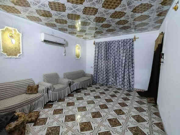 بيت البيع. كوت حي الحكيم شارع عطوف مساحه 200متر غرفتين وصاله ومطبخ وستقبال صحيات داخليه خارجيه مرقم من قسم البلديه. ماي كهرباه مجاري خارجيه بناه بلوك بتلو طابوك ستاره وبيتونه طابوك سقف صب بيت سعر 43 وبي مجال ستفسار ***********
