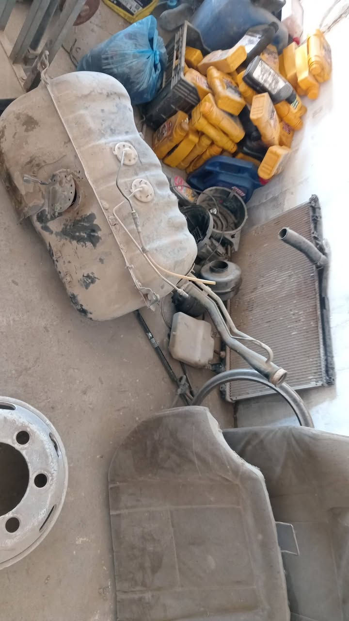 سلام عليكم اخوان موجود غراض سياره شيزر فصختها وبعت منها خير من الله وبقى تانكي البانزين والكشنات واحزمة الأمان والفرس والدشبول بس يمنه مو يسرة بلادي يعني وبواري منظومة البريك والقاعدة مالت الكير الي تصير قبل الكاردن والتريشة الي جوة الدعامية الكدام وباب السايق والجامة مالتة ودوسة البريك كاملة هية والقاعدة وقفل البنيد هوة والسيم كامل وماطور ماسحات والكويل والبك الداخلي الي يصير جوة الجامة الخلفيه وصوندات الكمبريسر وغلاف ماطور الماسحات ووووووو........ عنواني صلاح الدين وهذا رقمي وموجود توصيل ***********
