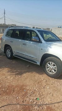 لاندكروزر • ٢٠١١ • مكفولة