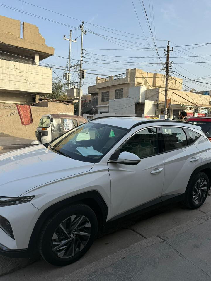 السلام عليكم 
توكسان 2024 
ماشيه 29 ألف
فول مواصفات ماعدا البانوراما 
كشن كهرباء 
ثلاث وضعيات قيادة 
*السيارة بيها فقط بارد بباب الجنطة 
السيارة نضيفة فيها ما تحتاج لأي ملاحظات.
رقم الهاتف : ***********
