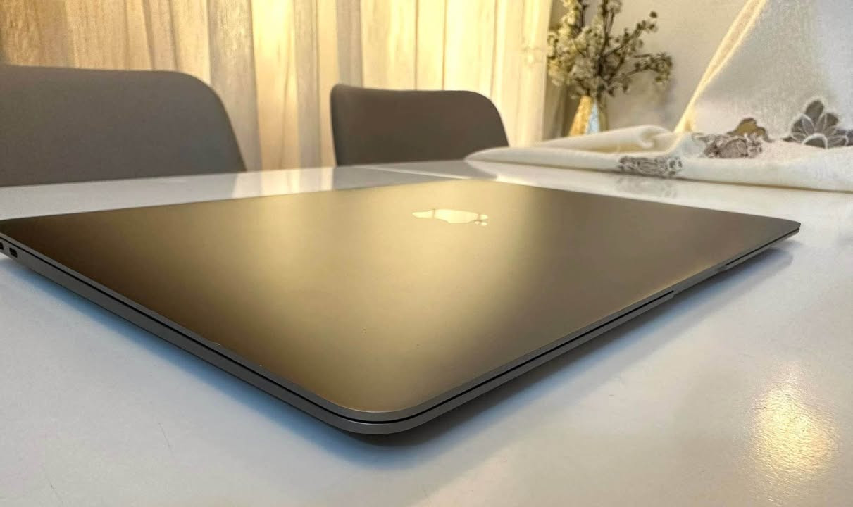 MacBook AIR "13" (2019)
Process : Core i5

Ram : 8 GB 2133MHz

Hard : 128 GB Flash storage SSD

Graphic: Intel UHD Graphics 617

Version: Late 2019

Screen: Retina screen 

Features: Touch ID

Ports : 2 port type-C

Keyboards: Arabic

Color: space gray 

Battery: 262 cycle count

 + HUB + leather bag
السعر ٦٥٠ الف


**إذا كنت صاحب هذا الإعلان وتريد حذفه لأي سبب، رجاءا أرسل رسالة إلى الدعم الفني**