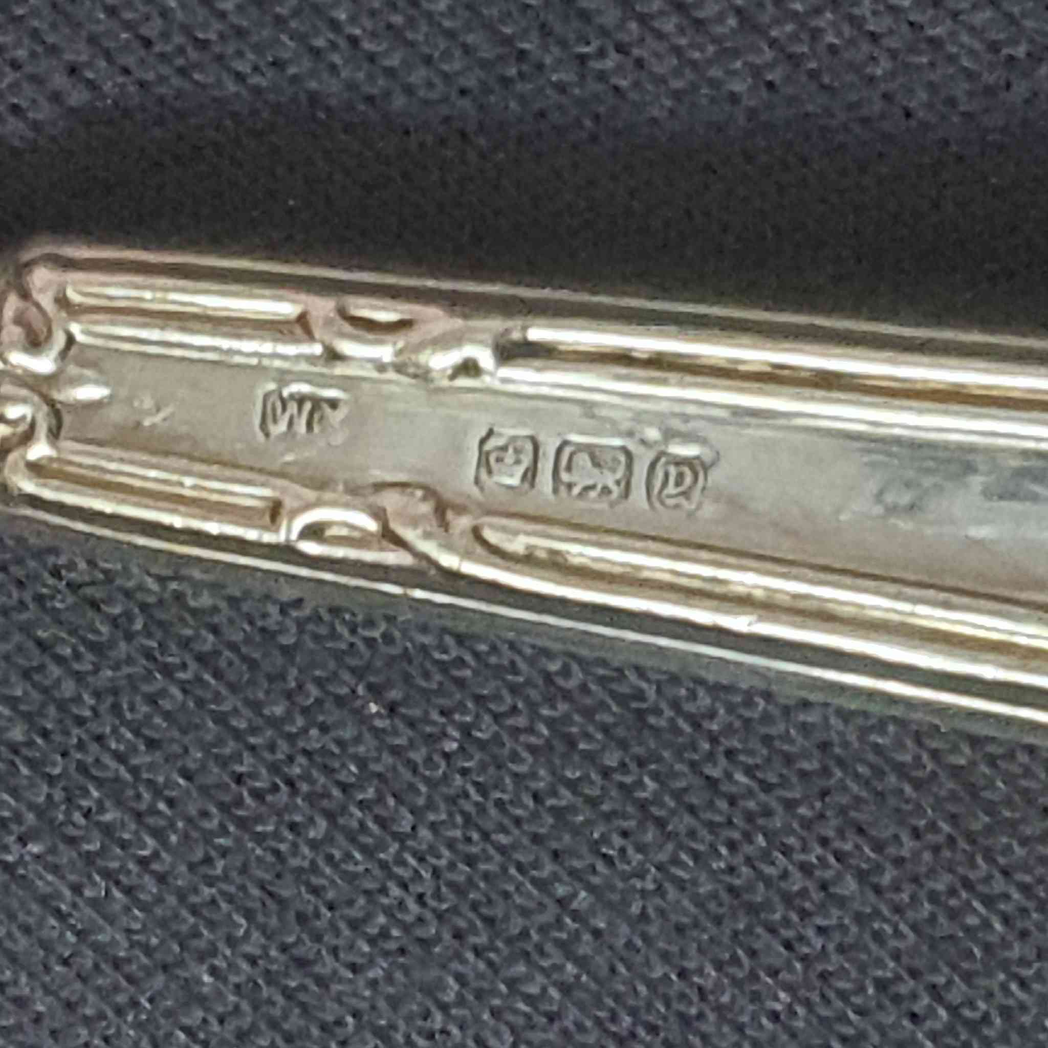 مجموعة سكاكين زبدة انتيكا من عام ١٩١٩ فضة بالكامل عيار ٢٩٥ ست قطع 
للتواصل على الخاص او الواتساب ***********
