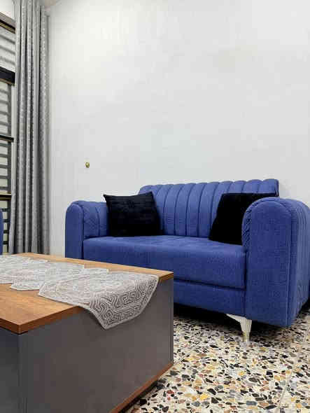 تخم كامل للبيع 
اخوان تخم شغل عراقي ثقيل خشب بلاويد 
اسفنج مضغوط درجه اولى التخم بعده جديد 
8 مقعاد ويا 5 كوشات 
صار اقل ال6 اشهر من اخذته ب700 الف 
و الطبله الوسطيه انـــي مسويها تفصال ب150 الف 

ابيعهن شلع الطبلة والتخم ب600 الف ✅

***********
مكاني الحرية
