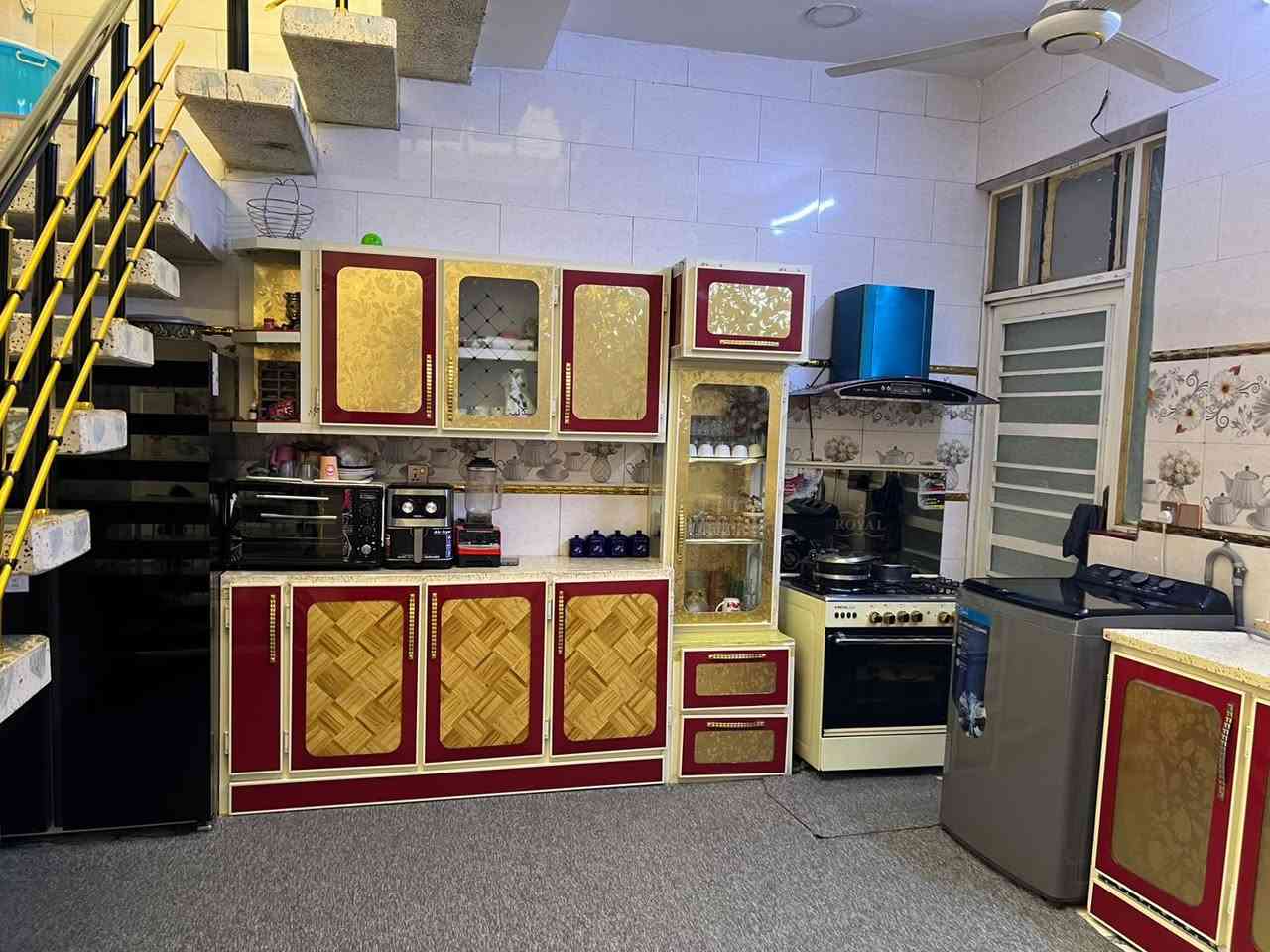 (دار للبيع خلف ١٠٠متر سوق شلال شارع المختار)ثلاثة طوابق يحتوي على 4غرف نوم و٤حمامات  واستقبال ومطبخ   بناء حديث درجة أولى السعر240مليون وبي مجال بسيط///‭٠٧٧٣ ٠١٤ ٣٣٣٥‬
