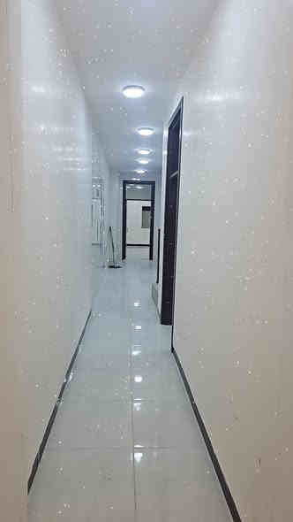 سلام عليكم بيت مساحة  ١٠٦ متر طابو صرف بناء حديث درجة ولى  شارع ١٢ متر دورة ابو دشير خلف السوك  يحتوي على صالة مطبخ غرفتين نوم خدمات عدد 2 مناور عدد 2 لاستفسار ***********
