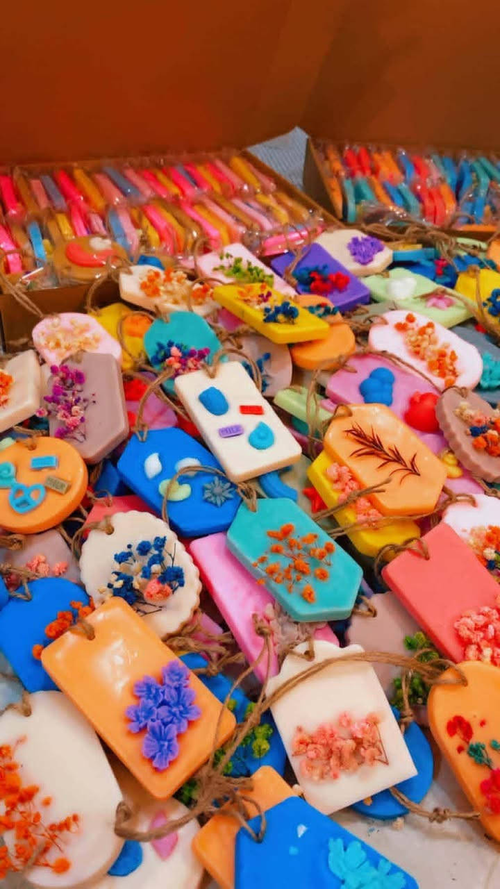 فواحات الشمع العطرية بروائح مميزة ✨
اضف لمسة ديكور مميزة لكل ركن 🏠
تستخدم  لتعطير دولاب الملابس  والخزائن والادراج 
استخدامها يكون في الاماكن المغلقة 
شمع طبيعي ١٠٠٪ للمحافظة علي الصحة والبيئه ⛰️🌱

اختر العطر والشكل الذي يناسبك🤍🖇️

فواحات عطرية قوية 🤍🤍 
تنفع فى دولاب 
تنفع فى الإدراج 
تنفع فى جذامه 
تنفع فى شنطتك 
تنفع لجهاز عروسة 
ريحتها بتفضل قوية


**إذا كنت صاحب هذا الإعلان وتريد حذفه لأي سبب، رجاءا أرسل رسالة إلى الدعم الفني**