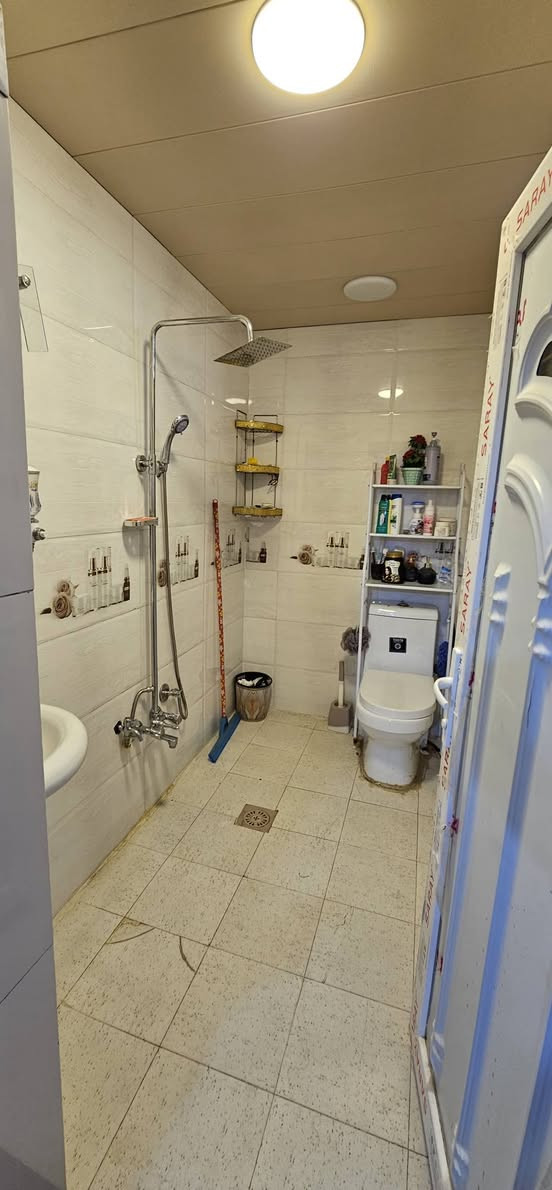 السلام عليكم بيت البيع مساحه ميه طابقين العنوان ديوانيه تقيه ثالثه كبال بانزين نخانه عبدالمير عبيس  الاستفسار على هذا رقم ***********
