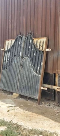 باب خارجي للبيع سعر ٢٠٠ 07718884739 بس الشراي يتواصل وياي مستعجل على ا...