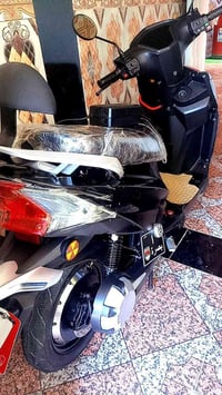 دراجة سكنس • ٦ بطاريات • شاحن موجود