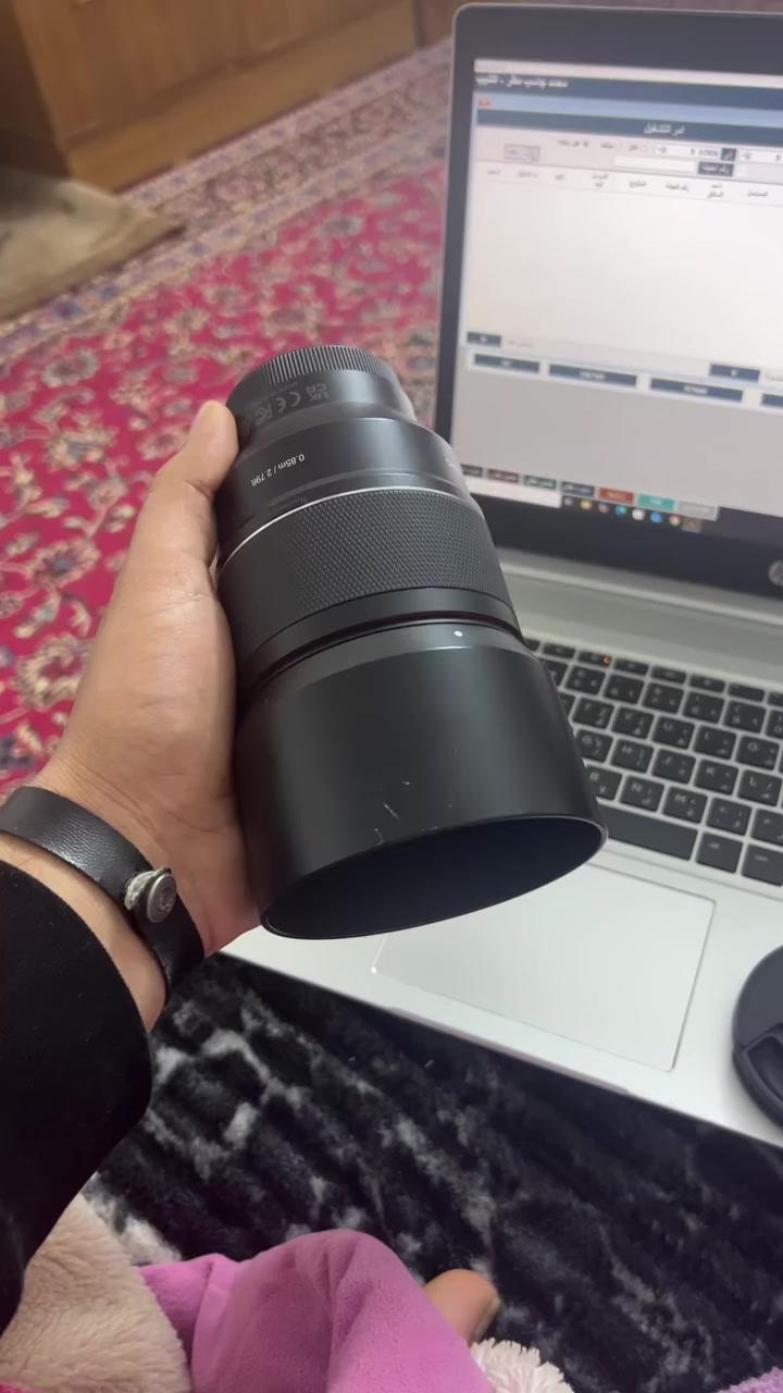 بسبب شخص ناقص تدزهه اله توصيل ويختلف عليك …..أعيد النشر  عدسة 85 ملم فتحة 1.4 عدسة نظّفيه وشغله يجنن غنيه عن التعريف وموجود توصيل محافظات 
***********
