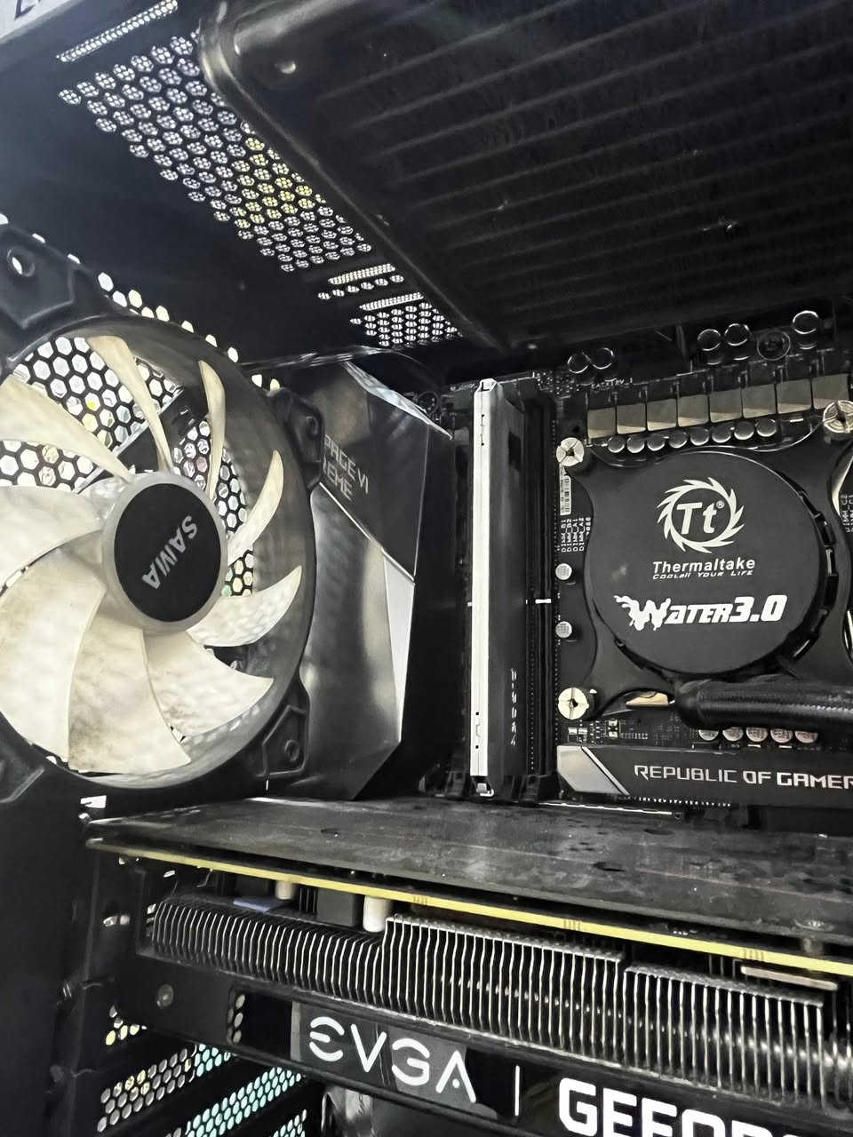 شكد تجيب وياها ماوس اتاك شارك R1 
وكيبورد 
 

للبيع: تجميعة Gaming و Workstation بمواصفات "وحش" وأداء مستقر 🚀
تجميعة احترافية جداً، نظيفة ومناسبة للألعاب الثقيلة (Ray Tracing) وأعمال المونتاج والرندرة، بمواصفات مختارة بعناية:
المواصفات التقنية:
• المعالج (CPU): Intel Core i7-9800X. معالج فئة الـ X-Series بـ 8 أنوية و 16 مسار، أداء جبار في المهام المتعددة.
• كرت الشاشة (GPU): NVIDIA GeForce RTX 3070 (نسخة EVGA XC3). كرت معروف بقوته في تشغيل أحدث الألعاب على أعلى الإعدادات ودعم الـ DLSS.
• الذاكرة العشوائية (RAM): 32GB DDR4. سعة ضخمة تضمن لك سلاسة تامة في البث المباشر والمونتاج.
• التبريد: تبريد مائي مغلق Thermaltake Water 3.0 لضمان درجات حرارة منخفضة تحت الضغط.
• الكيس (Case): Fractal Design North (النسخة الخشبية). كيس فخم جداً ويتميز بتهوية ممتازة وتصميم عصري يضيف لمسة جمالية لمكتبك.
• التخزين: متوفر هارد 1TB HDD لتخزين البيانات.
مميزات إضافية:
• الجهاز نظيف جداً واستخدامه الشخصي بعناية.
• القطع متوافقة تماماً ولا يوجد أي "عنق زجاجة" (Bottleneck) في الأداء.
• شعار ROG (Republic of Gamers) يزين الواجهة مع إضاءة RGB هادئة وجميل


**إذا كنت صاحب هذا الإعلان وتريد حذفه لأي سبب، رجاءا أرسل رسالة إلى الدعم الفني**