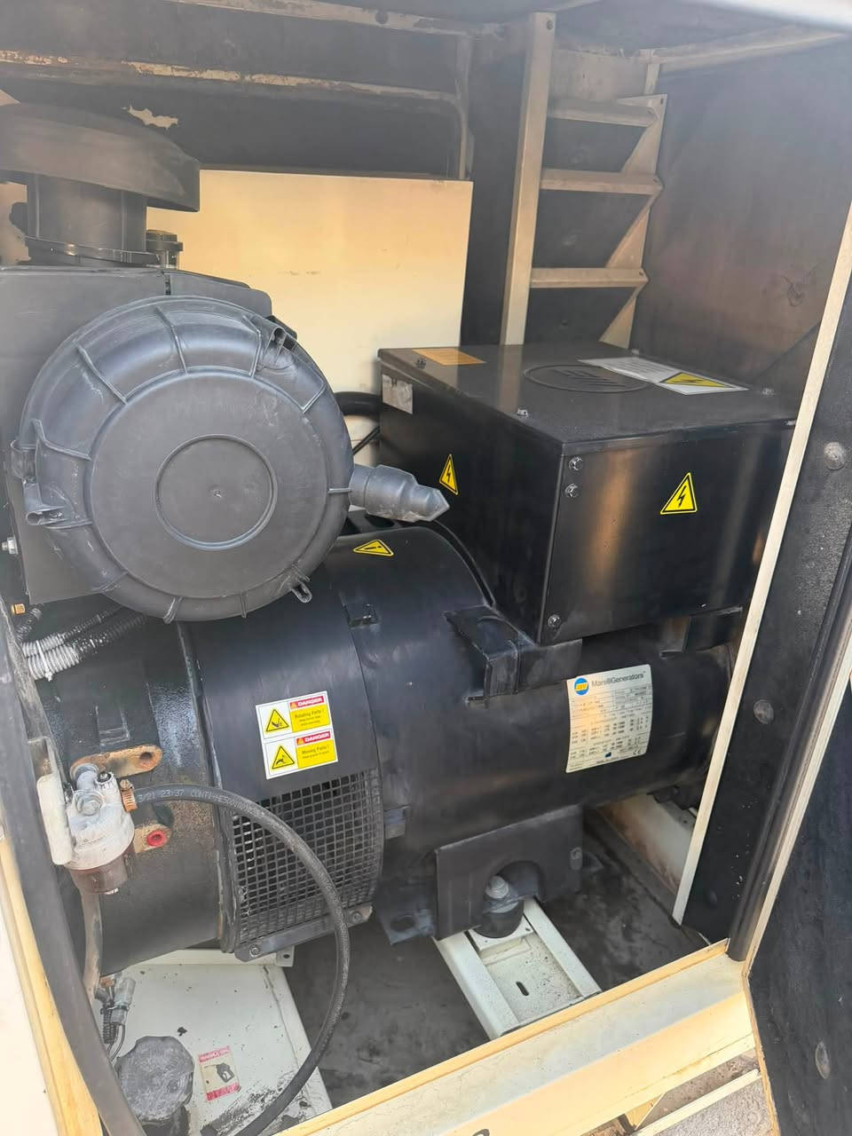 السلام عليكم
100kva 
بحالة الوكالة بدون نقص مكفولة ما مفتوحة 
راس التوليد ايطالي اصلي 
كاتم تكسان 
ضمان وخدمات بعد البيع 
المكينه بحالة جيده جداً
بدون تبخير او تنقيص 
***********
