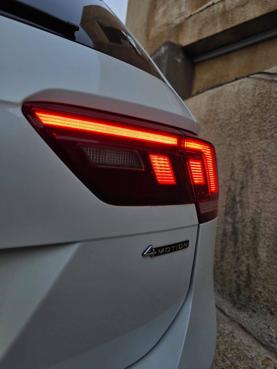 السلام عليكم...تيكوان 2023 سياره جديده بدون أي نقص حادثه جاملغ و بونيد و بيه بس الغد الأيسر معدل بارد بدون صبغ و بدون حار...شواصي مكينه 2.9 تيربو كير كله مكفول بلادي السياره ماشيه 28 الف دفع رباعي ايربك بيه فقط ستيرن و برده و الستيرن راجع سستم....سعره 165 ورقه رقمي ***********   مكاني بغداد حي الجامعه بغداد, العراق
