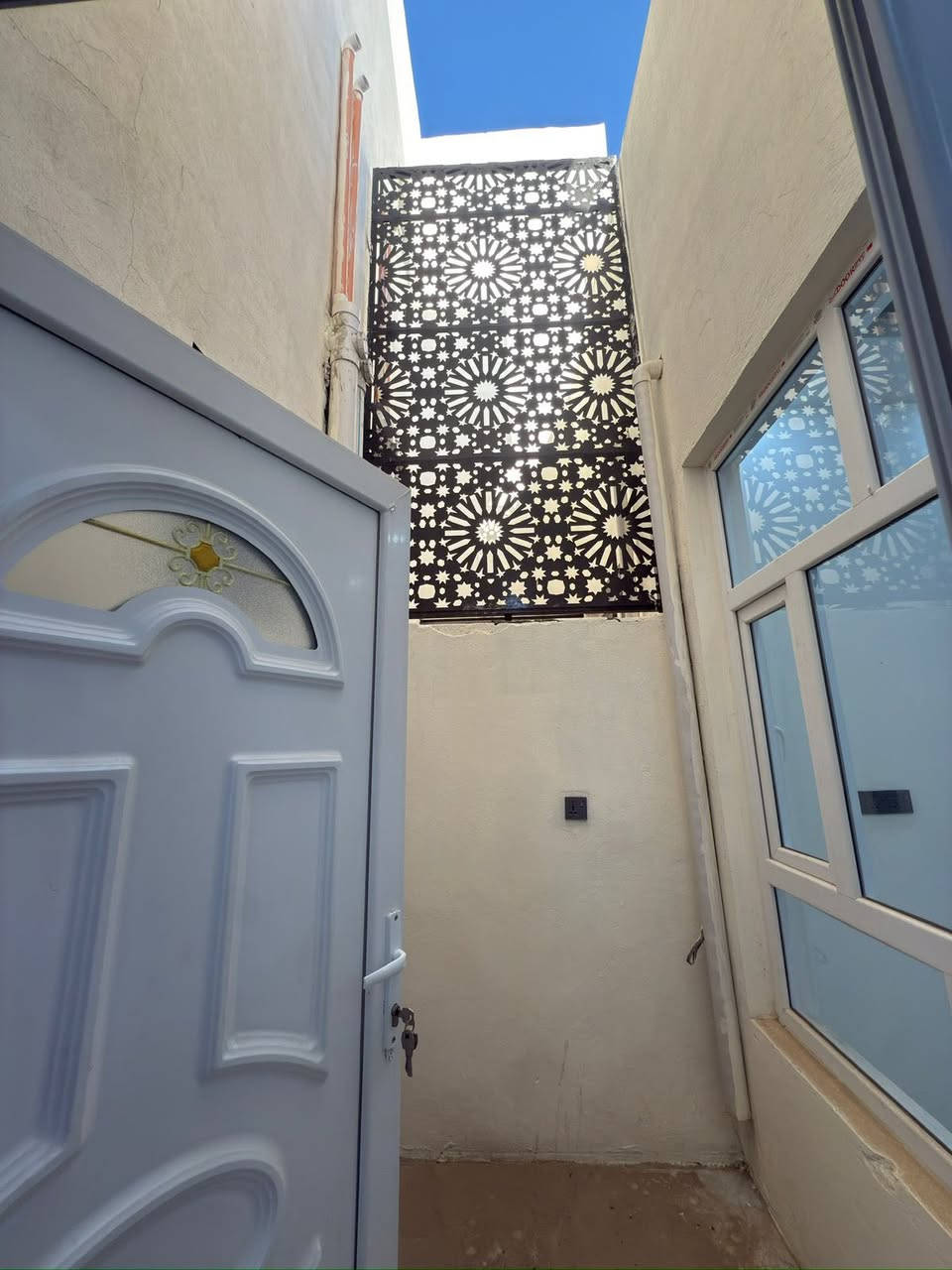 دار حديثة جاهزة للسكن
📍 الموقع: بعقوبة – تقاطع القدس – دور الزراعة الثالثه

🏡 دار بطابع حديث وتشطيب فاخر – طابقين

في موقع مميز وخدمات مكتملة، دار سكنية جاهزة بدون أي أعمال إضافية، تصميم عملي وتشطيب نظيف مناسب للعوائل.

✨ تفاصيل العقار:

المساحة: 144 متر

طابقين بتوزيع مدروس

صالة استقبال واسعة مع مطبخ حار

3 غرف نوم مريحة

3 حمامات (داخلية وخارجية)

سطحين متعدد الاستخدام

💎 المواصفات:

بناء حديث جاهز للسكن فوراً

واجهة فوم تركي فخمة

أرضيات بورسلين راقية

سقوف بنقوش مغربية أنيقة

نظام كاميرات مراقبة

السعر :124 وقابل للتفاوض

⚡ الخدمات: ماء – كهرباء – مجاري – تبليط كامل

📄 طابو زراعي + سند 25

للأستفسار أكثر اتصل على الأرقام التالية او على الخاص 

ياسر فارس حسين  ***********

وسام اللهيبي  *********** 

مكتب الجزيرة لبيع وشراء الأراضي والدور السكنية
