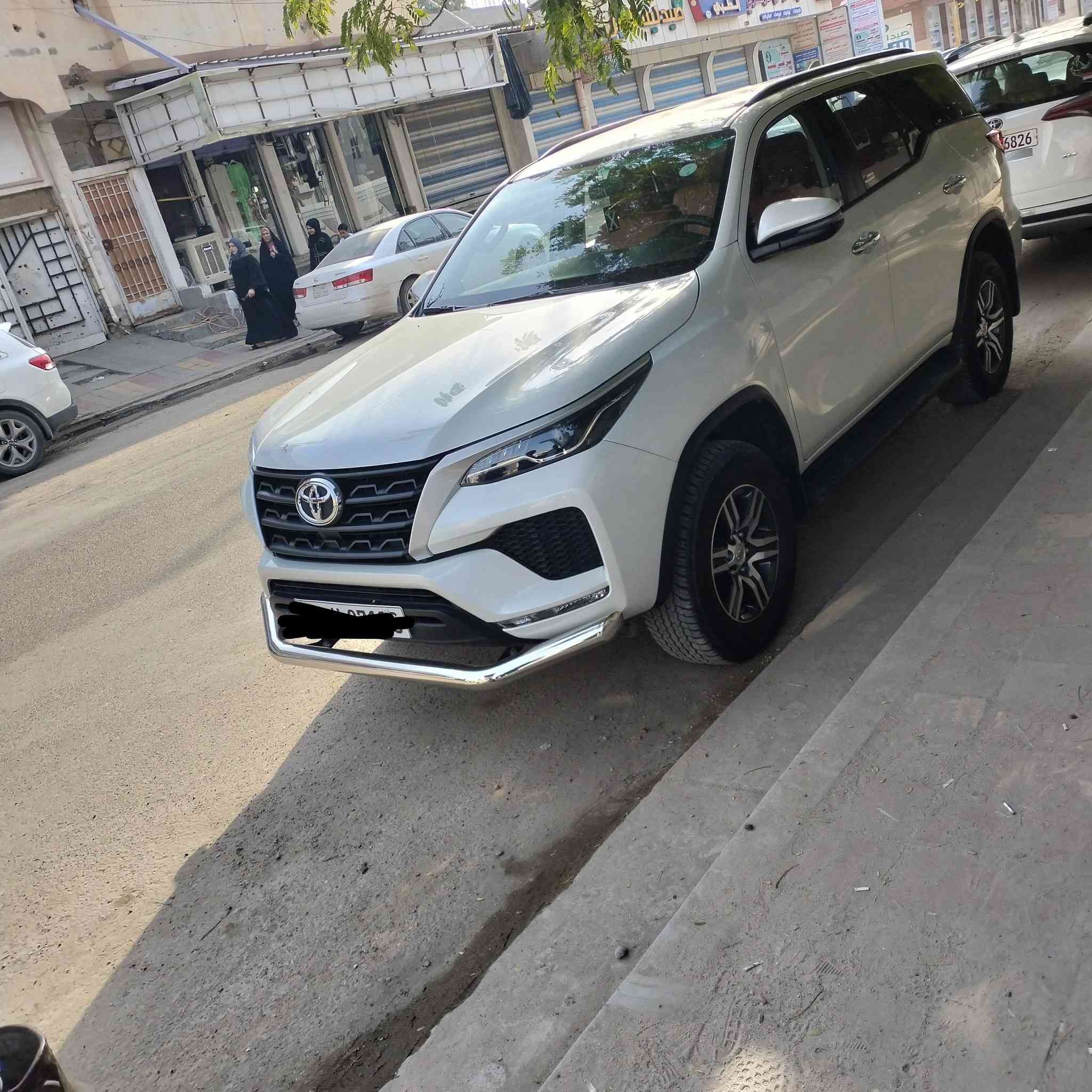 السلام عليكم
تويوتا فورتشنر 2023 خليجي رقم اربيل 
السيارة مكفولة كفالة عامة 
مواصفات عادية بدون بصمة 
حساسات 
كاميرا 
تبريد 3 قطع 
محرك 4 سلندر المرغوب 
عليها درعين امامي خلفي 
للبيع او بمراوس بسعر مقارب 
سعر السيارة 290 ورقة 
للتواصل ***********
