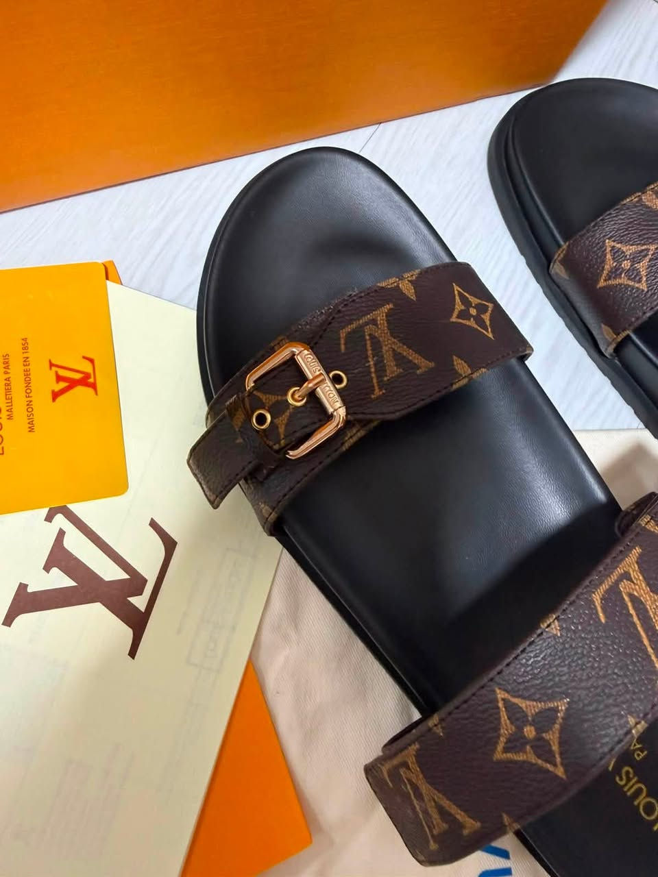 صندل Bom Dia مسطح ومريح (Bom Dia Flat Comfort Mule) اورجنال من تصميم دار الأزياء الفرنسية الفاخرة لويس فويتون (Louis Vuitton).

ايطالي اصلي / قياس 44 / للحجز خاص


**إذا كنت صاحب هذا الإعلان وتريد حذفه لأي سبب، رجاءا أرسل رسالة إلى الدعم الفني**