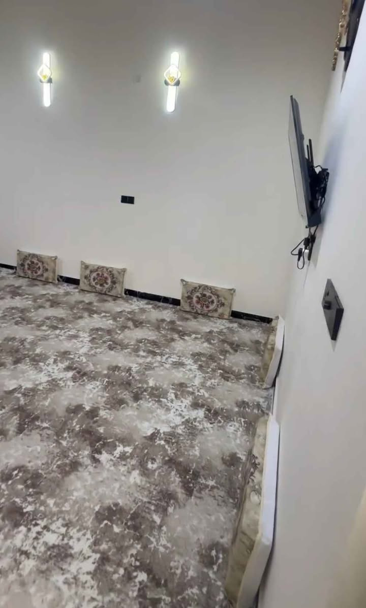 السلام عليكم متاح بيت مساحه 165 طابو زراعي سند 25 في ابو الخصيب بيت ركن فرعي يتكون من غرفتين كبار وحمام مشترك وصاله ومطبخ حار وبارد وكراج خارجي واستقبال وصحيات خارجيه بيت شغل درجه اولئ سعر 92قابل للتفاوض *********** ابو الخصيب, البصرة
