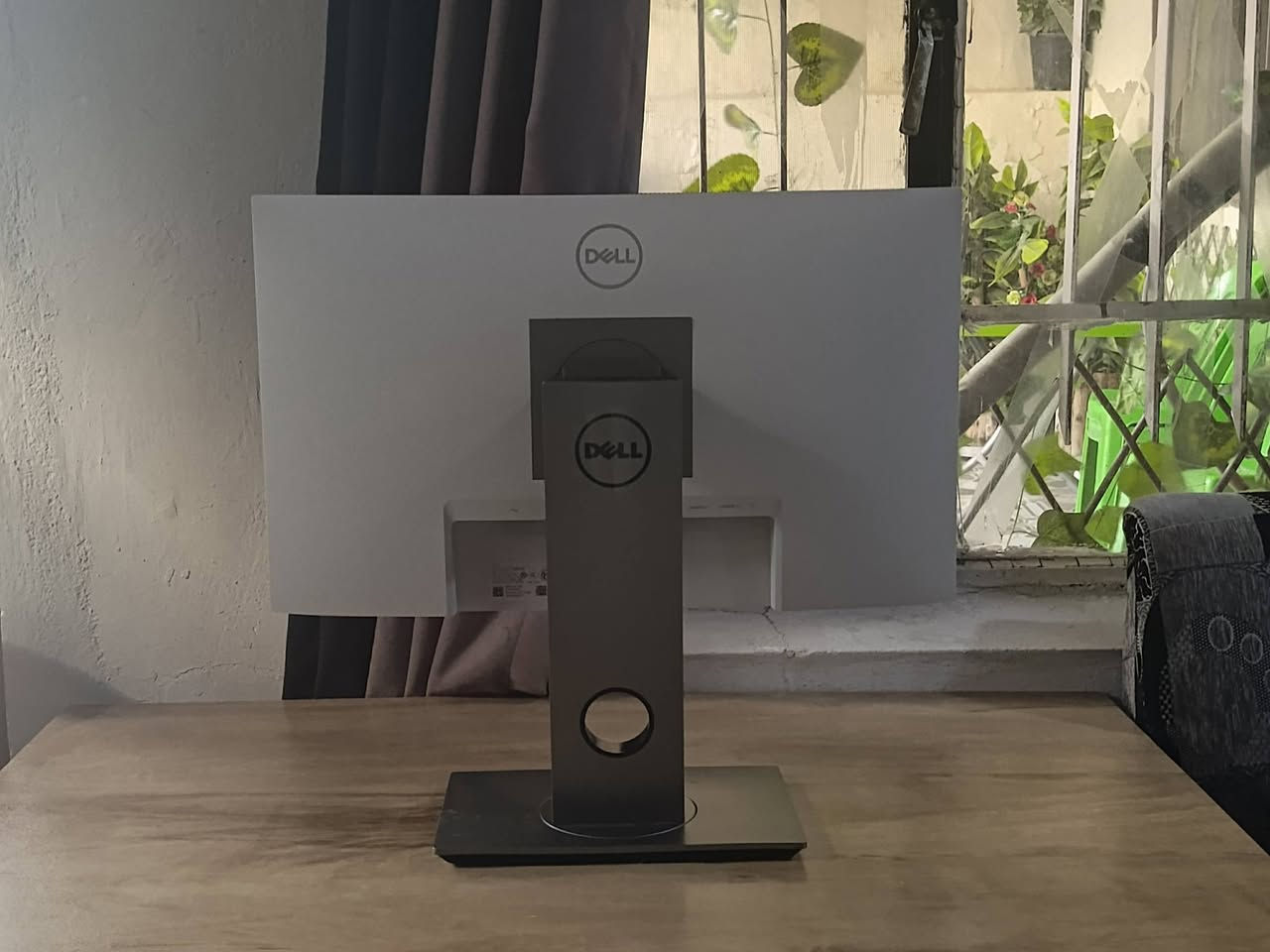 عندي شاشة dell S2421H 
تصلح للالعاب و للمونتاج و شغل الفوتو شوب
مواصفاتها : 75Hz
                 1080p Full HD
                 RGB 
                 الوانها تصل لي 1 مليار لون 

بس بيها عيبين باخير صورتين مصورهم 
1. الزاوية بيها سواد 
2. شريط بكسلات مشعول 
بالاستخدام ما راح تلاحظون هذا الشي و لا راح تأثر على شغلكم 
----------------------------------------------------
رايدها ب 75،000 الف 
وبيها مجال شي قليل .

للاتصال ***********
