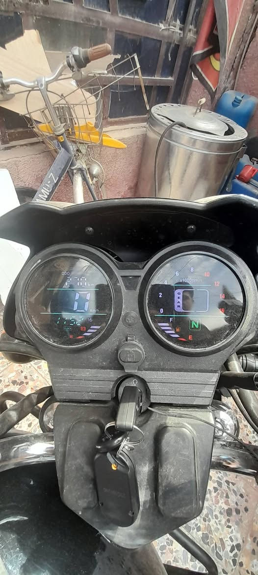 السلام عليكم دراجة دايوان 2026 رقم اسليمانية محرك 200 سيسي دراجة اخت الزيرو ماشية 270 فقط التشغيل سلف وتشغيل عن بعد وهندر الدراجة بعدهي ما محولها باسمي تجي انحول العقد ب اسم الشخص اليشتريها السعر 2400 

للتواصل ***********
