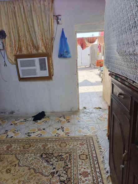 بيت تجاوز للبيع او مراوس عادي مامعوض تقريب المساحه ١٧٠ مربع بي ديوانيه وغرفه ومطبخ وساحه جبيره المساحه البي تكدر تبني بيها بعد غرفتين كبار كهرباء خطين وسحب انبيريه يبعد عن الشارع تقريب ميتين متر.. المكان هدوؤء والجوارين كلش طيبين المكان حي العسكري كبال الملعب الخماسي القريب على البانزين خانه الجديده. السعر عشره ونص
ذكرت كل التفاصيل الشراي او عنده بيت يراوسني يراسلني او يتصل عالواتساب واني خادم. ***********
