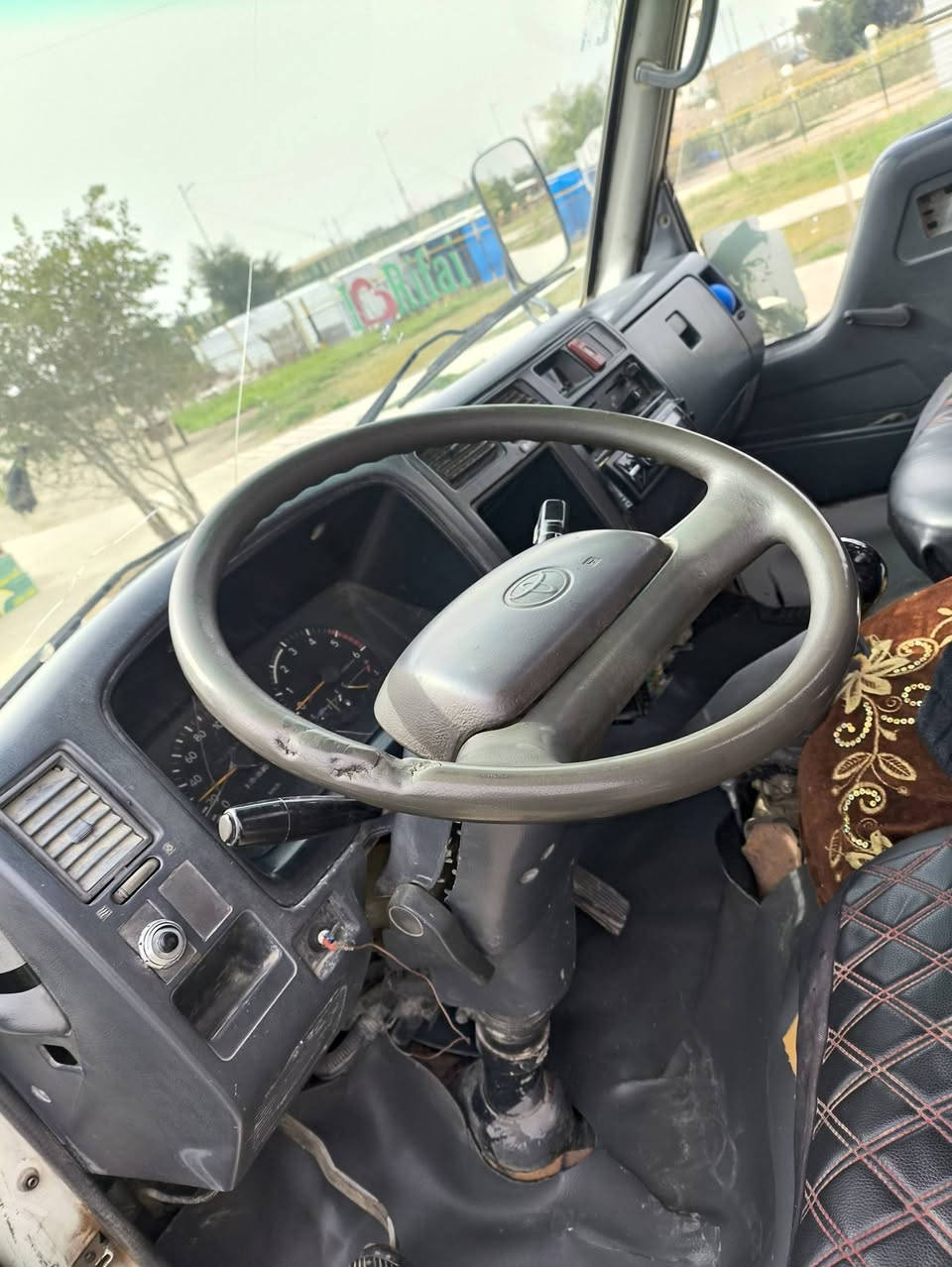 تيوتا راس الثور للبيع
مكينه الفين وسبعميه قماره ثابت 
هزه جديده رقم ديالى بسمي 
للاستفسار الاتصال على الارقام التاليه 
***********
***********
