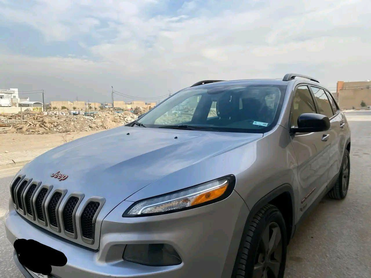 جيب شيروكي بزون  2017   سياره نضيفه  كلش   بيها  6 قطع صبغ  للجماليه  فقط  سياره بدون ضرب      محرك   مامفتوح       سنويه  لل 2029   هزه  وفحص  قبل شهرين     *********** أربيل, العراق
