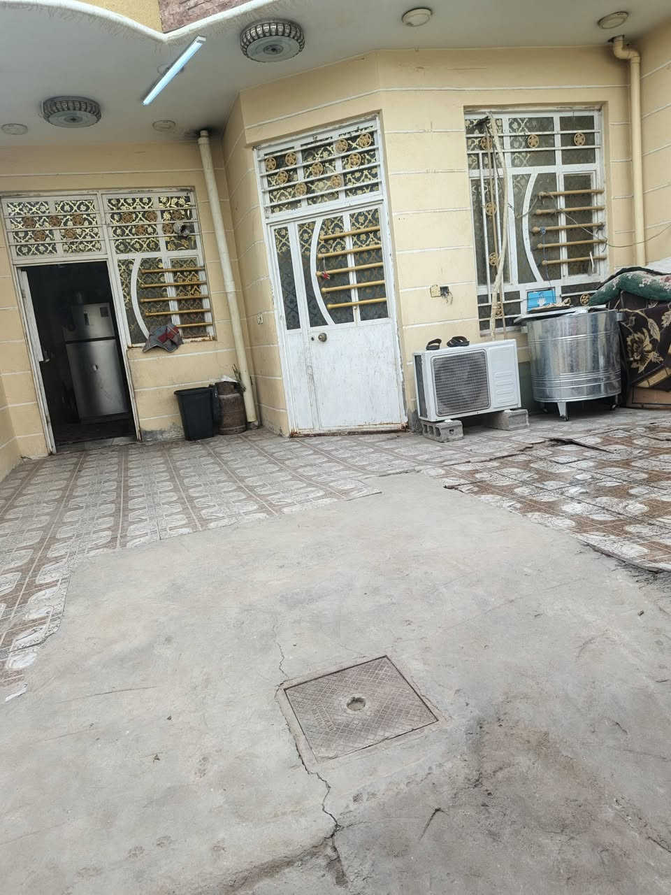 سلام عليكم دار لبيع طابو صرف
العنوان كربلاء المقدسة العطشي شارع ام عبدالله 
مساحه دار 137 بناء بلوك سقف كونكريت 
بناء طابق ونص ستقبال مطبخ وصاله وغ،فه جوه وغرفه فوك  ستفسار على رقم ***********
