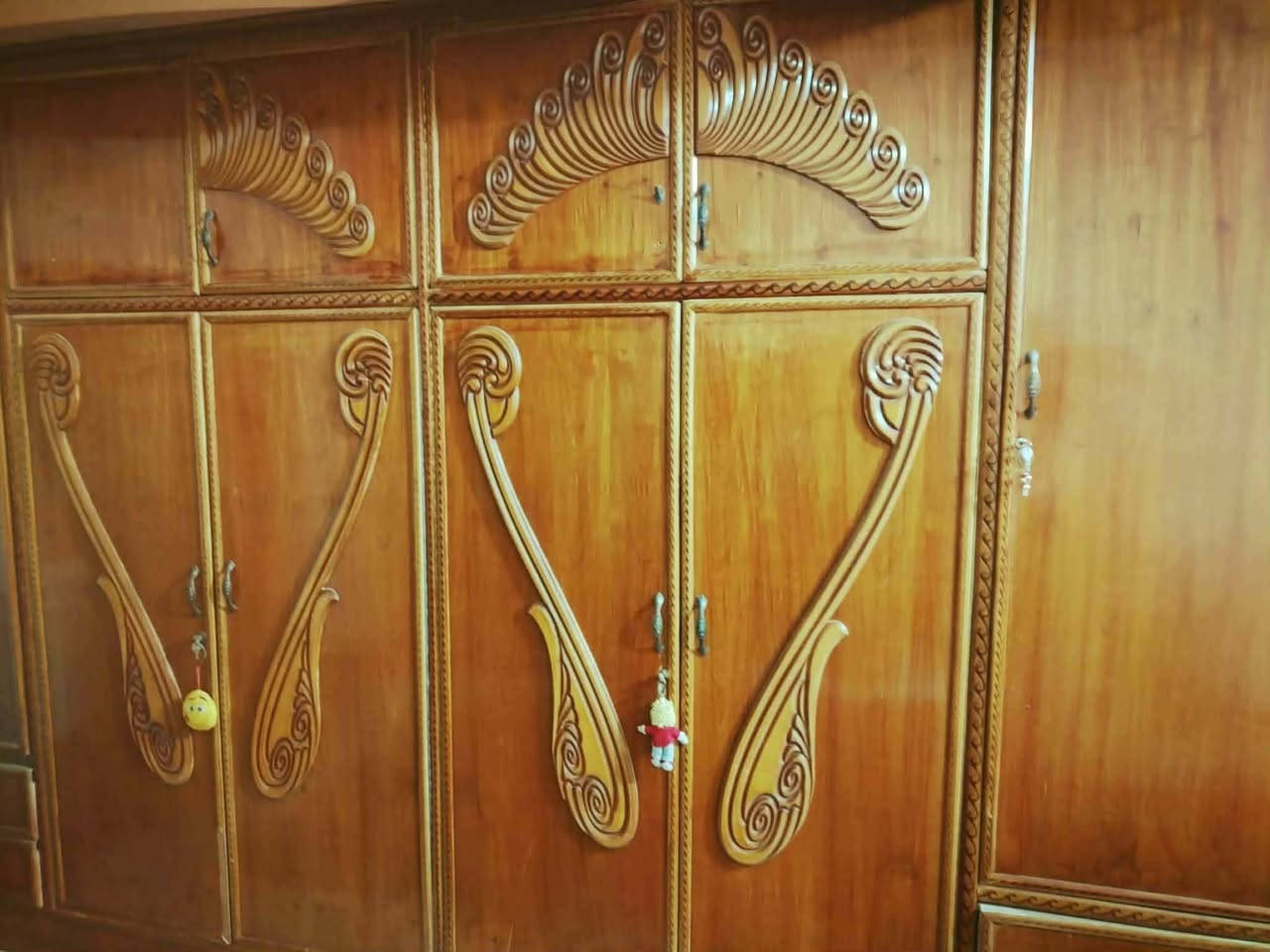 غرفة صاج ٦ بوب نضيفة وياها زاوية بعد وبيها مرايا وكومديات هم ب٤٥٠ هذا رقم للاتصال ***********
