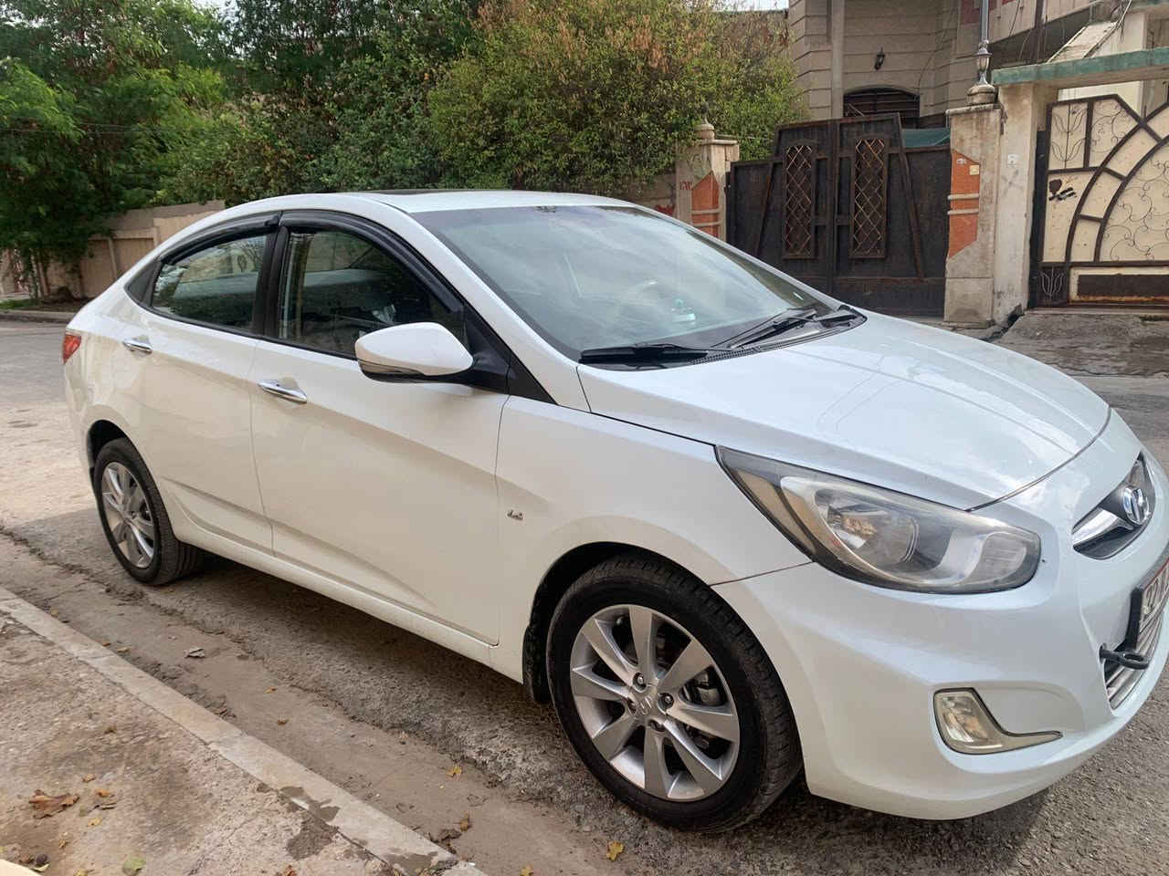 اكسنت مضلع مديل 11
بيهه طخه بل صندووق بسيطه 
وصبغ بجاملع الأمامي شبر بشبر
شرط التحويل سلايت مكينه دووش
سياره حلووه السعر 105 بيهه مجال


**إذا كنت صاحب هذا الإعلان وتريد حذفه لأي سبب، رجاءا أرسل رسالة إلى الدعم الفني**