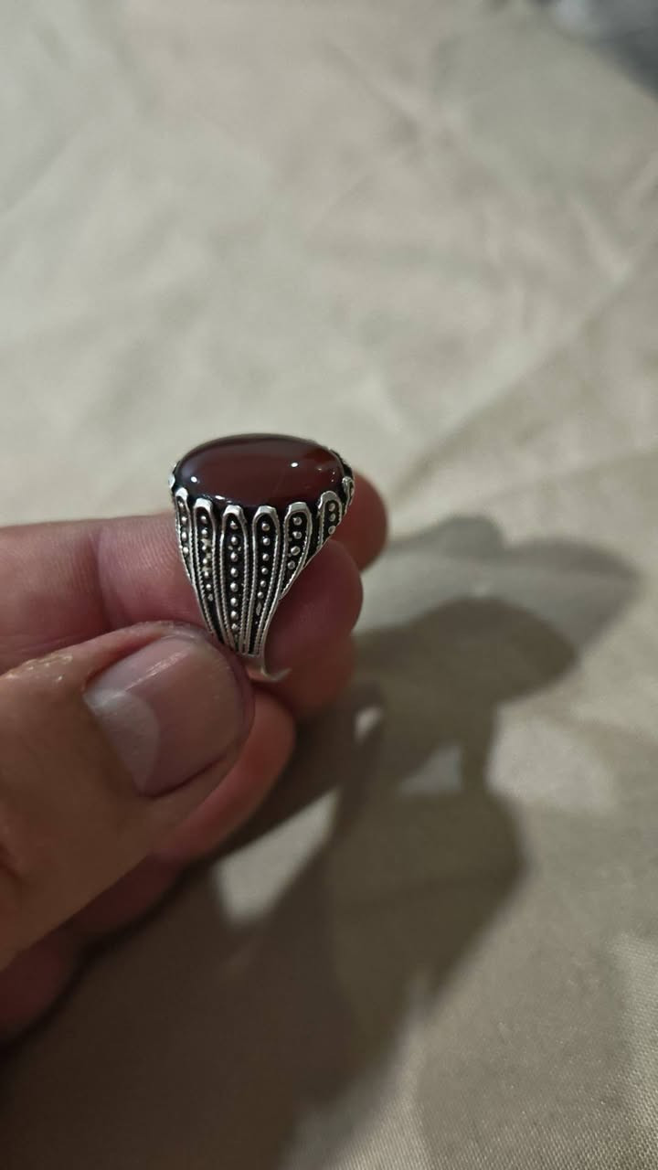 عقيق يماني اصلي فضه 925
قياسه 22 23 24 كلهم يلبسهم بس هو جبير عليه
وزنه 5.5 غرام  جديد غير مستخدم اجاني هديه
الي يريده يجيني لبغداد زيونه وياخذه وينطي سعر بمايرضي الله ورسوله
***********
