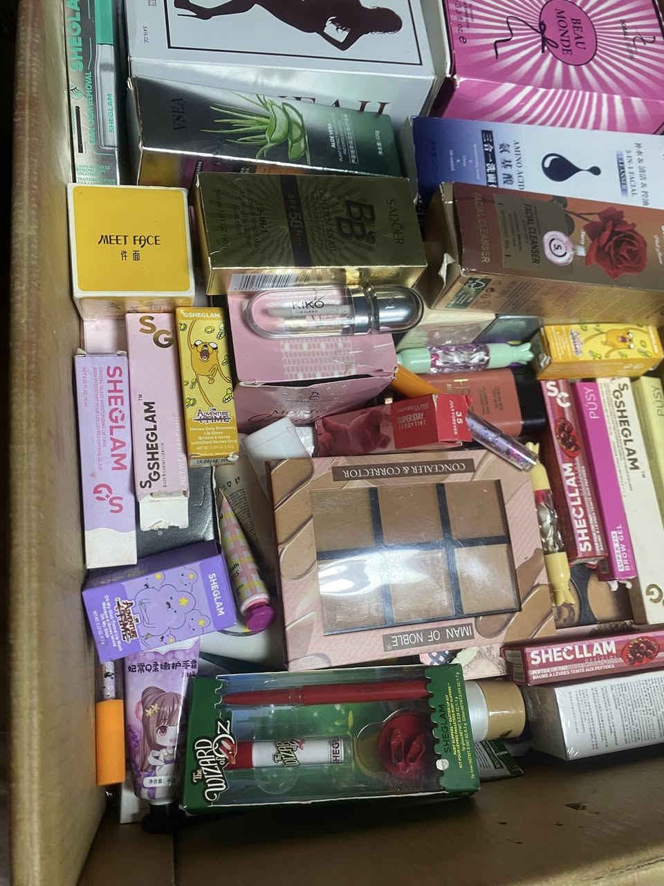 كارتون عطور وميك اب وعنايه العنايه كولها كوريه وميك اب ماركات شي كلام وكيكو وميبيلين وغيرها وعطور كولها كوبي ماستر بيها ثباتيه وتجنن الكارتون بيها 75 قطعة تقريبا او اكثر الي تريدها تدخلي خاص او واتس ***********
