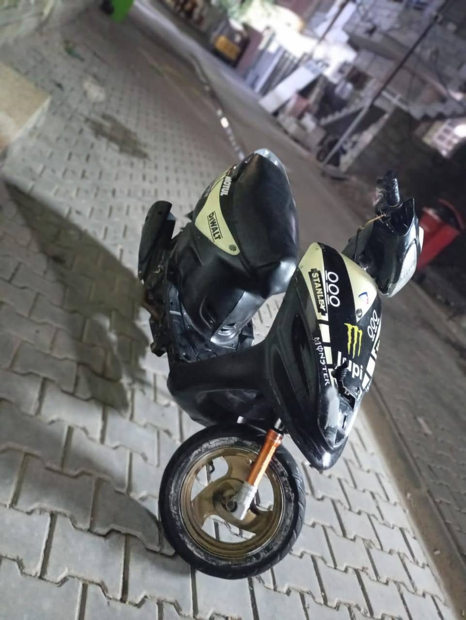 دراجه ماكس قجمه طافيه
بيها مشكله بل كهربايات فقط
مكينه كلشي ما بيها
مكاني بغداد مدينه الصدر 
السعر 200 
*********** فقط وتساب
