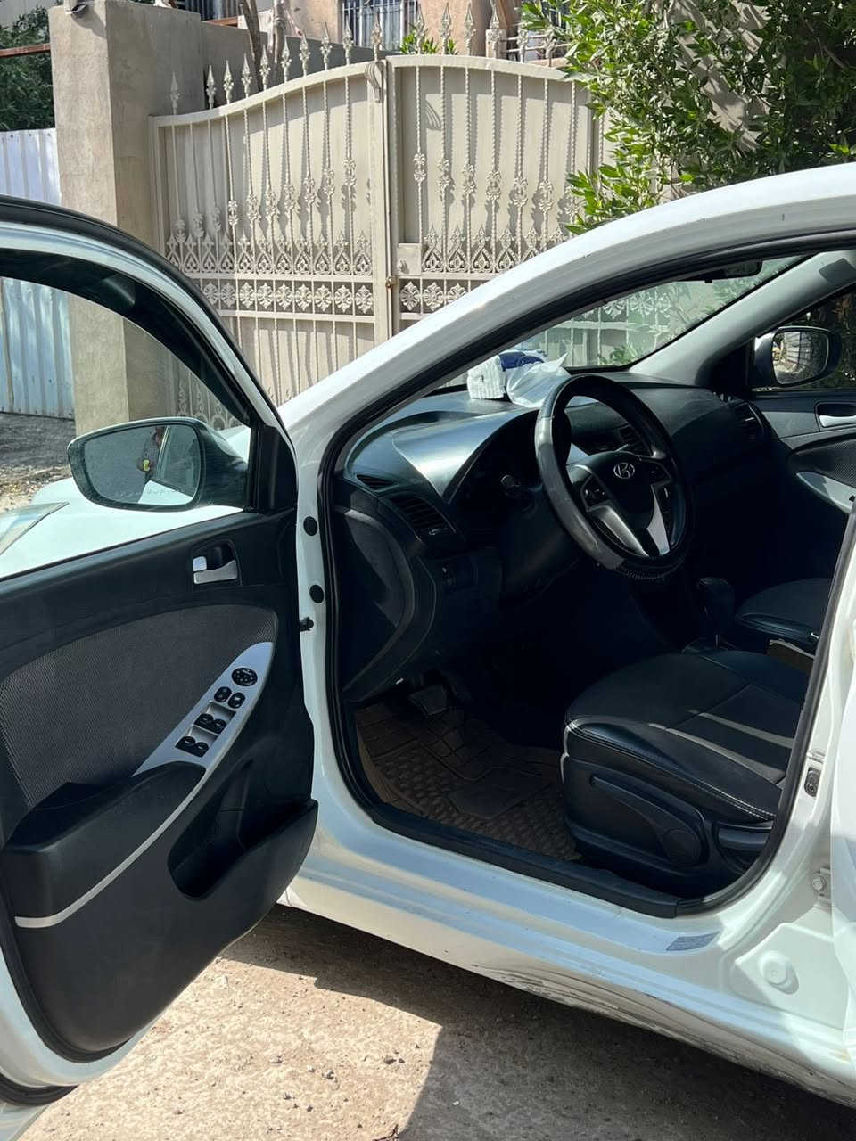 السلام عليكم احسنت للبيع 2014 جديده سياره مال شركه دوليه عامه السياره جديده مواصفاتها مكينه1600اشاير مري كشنات جلد كاعيات جلد شاشه كامره تحكم ستيرين جهتين تبريد ثلج السياره مابيه نقص السونار بل منشور ماشيه 77  ألف السعر 105$ وبيه مجال مكان بغداد حي شباب البياع  رقم الهاتف ***********
رقم بغداد باسمي
