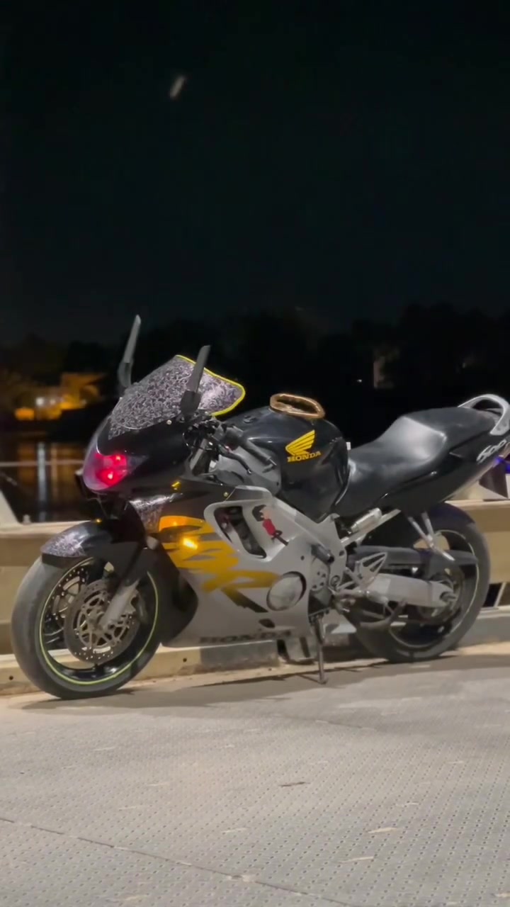 السلام عليكم لليبع فقط دراجة بطح هوندا 600 CBR كابريتا موديل 2006 شرط مكينه وگير على وضع الشركة ماشية 97 حقيقي تجي تفحص بعينك وتحكم مكانها حديثه 
الدراجة بدون رقم 
الرقم / ***********

