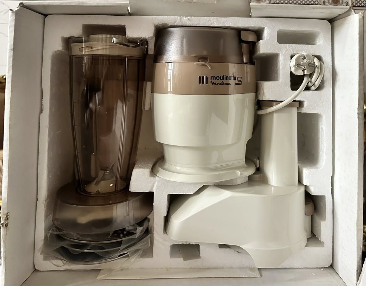 محظرة طعام مع خلاط: Moulinexصناعة فرنسي 
الميزات الرئيسية: محرك فائق بقوة 750 واط مع آلة تقطيع ومكسر جديد غير مستخدم وكما واضح بالصور.
الوظائف الموضحة 
 (ثرم اللحم)
(تبشير)
(برش)
(طحن)
(تقطيع)
(تقطيع إلى شرائح رفيعة)
(مزج+خلط)
من يرغب بالشراء يرجى مراسلة الصفحة وسنرد عليكم باقرب وقت ومن يرغب بالاتصال سيظهر الرقم عند مراسلة الصفحة


**إذا كنت صاحب هذا الإعلان وتريد حذفه لأي سبب، رجاءا أرسل رسالة إلى الدعم الفني**