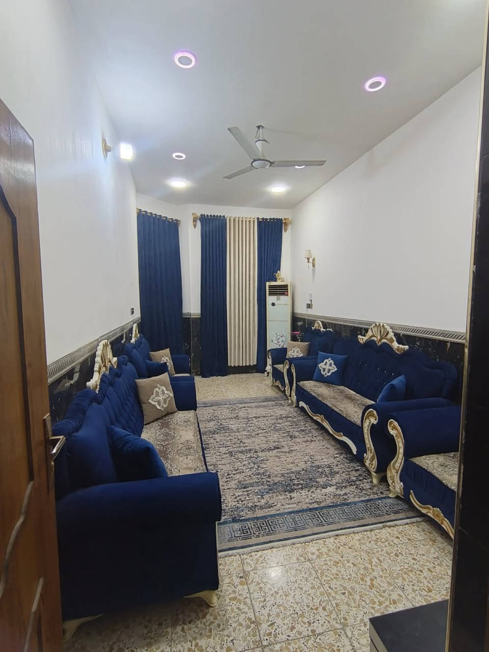 بيت مساحة ١٢٥ متر طابو صرف باسمي مامطلوب لا اسكان ولا عقار
بناء حديث ٢٠٢٥ مسلح سطح ايزوكام ارضية كاشي سيراميك المطبخ والصحيات كله هندي بيتونة بكبر الصاله بيها بابين على السطح 
عنوان ام غربة قرب مدرسة الغزالي بشارع جامع الاحرار بضهر مطعم حميسة 
رقم العقار ١٧١٤/١٢
 
للاستفسار اتصل على الرقم ***********
