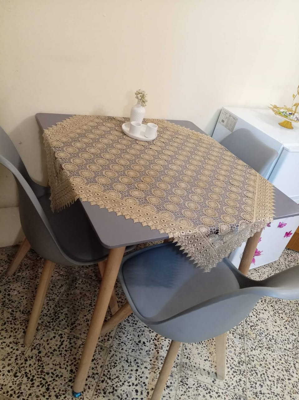 ميز طعام استخدام اقل من اسبوع نظافه ١٠٠% مع اربع كراسي ١٠٠ الف رقم الهاتف ***********
