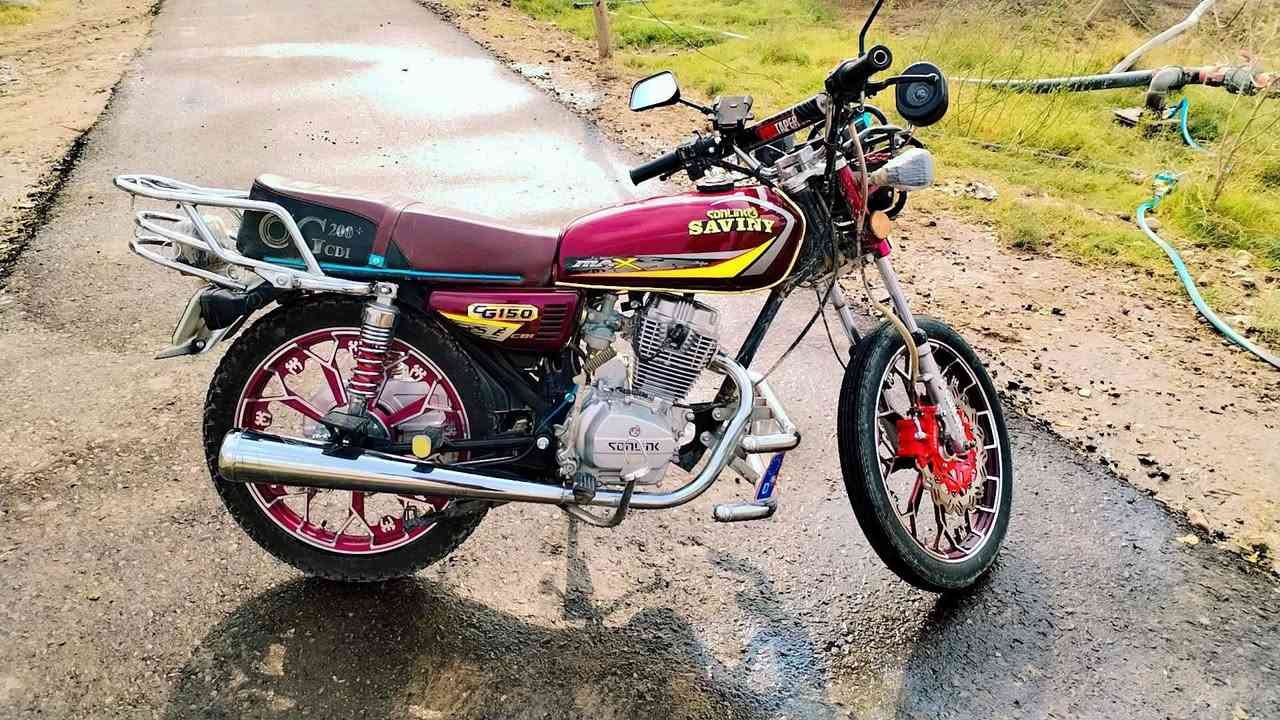 للبيع ماطور سيفان موديل ٢٥ محرك شرط مامفتوح كهربائيات كلها شغاله السعر ٧٠٠وبي مجال /هـ0782 143 0820
